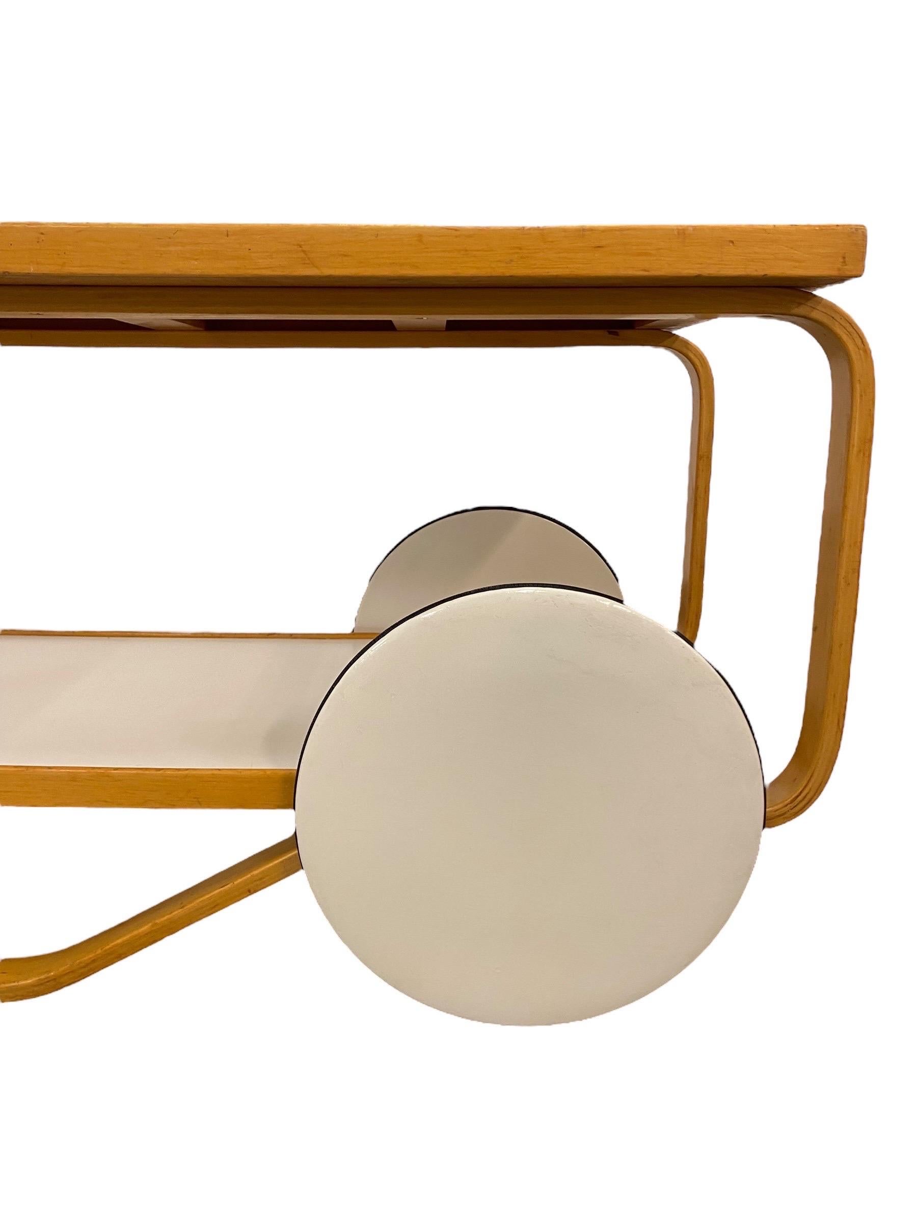 Stratifié Chariot de thé Alvar Aalto modèle 901 en blanc et bouleau pour Artek, années 1960 en vente