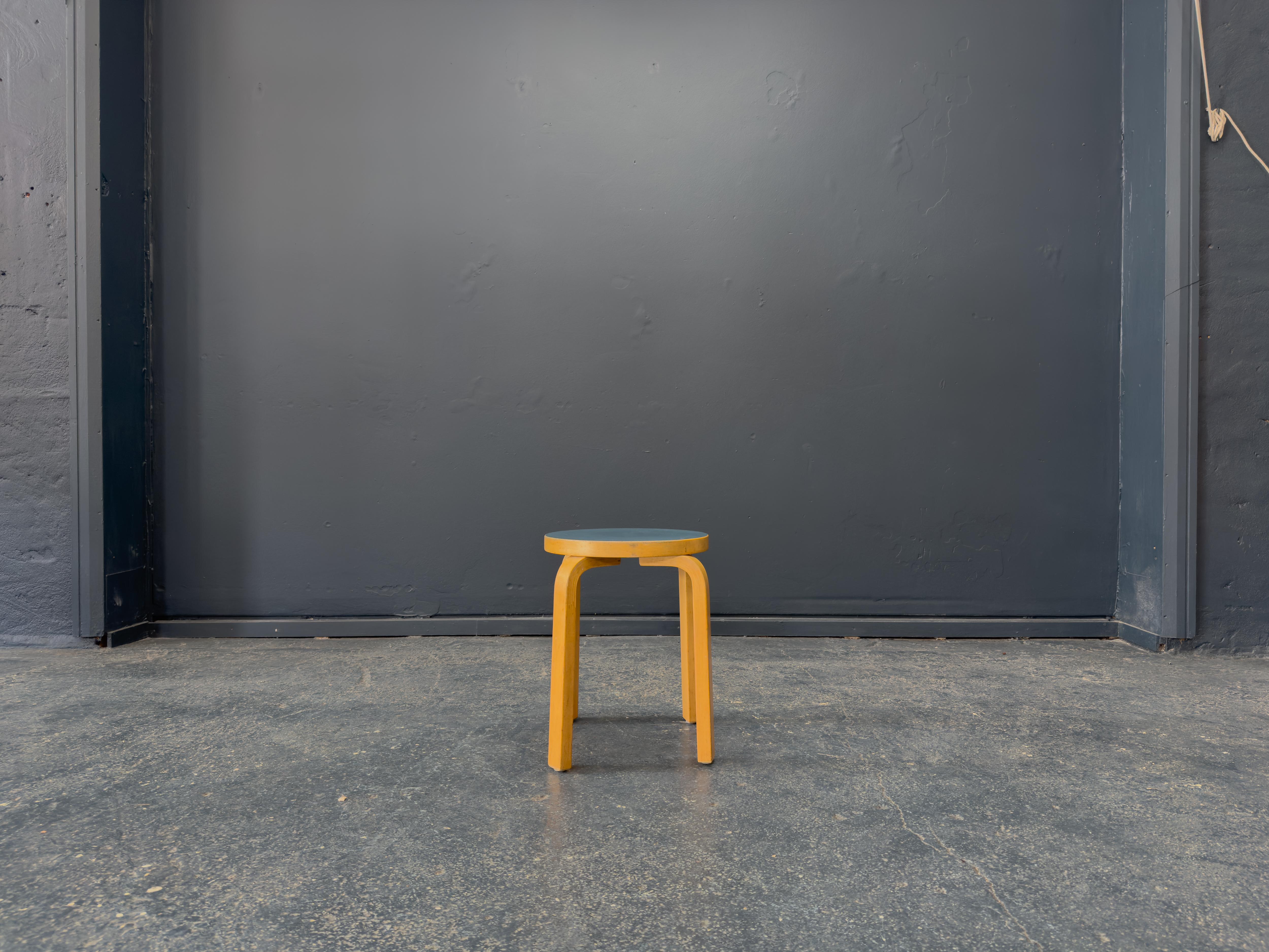 Mid-Century Modern Alvar Aalto+Aalto Tabouret 60 en vente