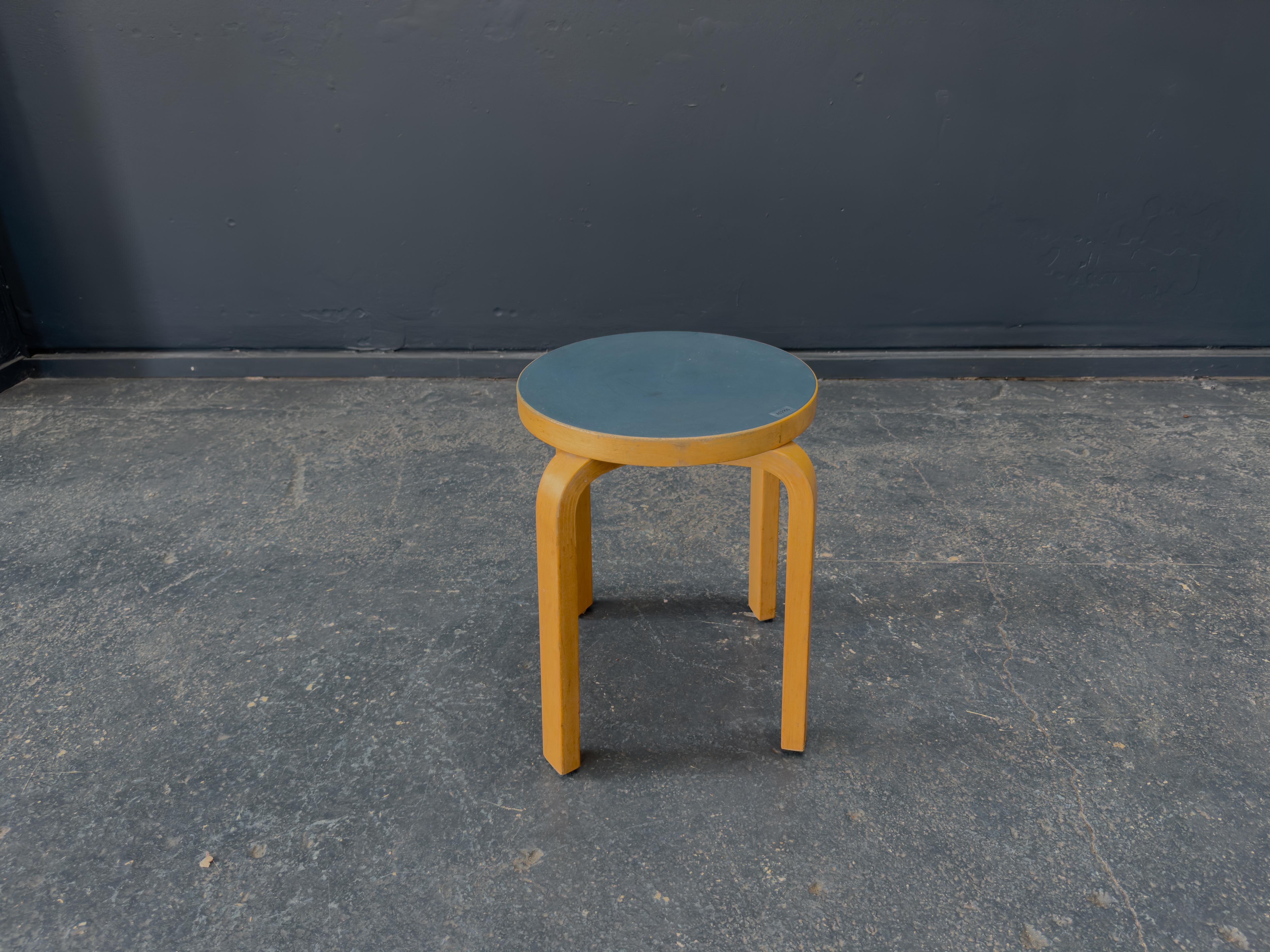 20ième siècle Alvar Aalto+Aalto Tabouret 60 en vente