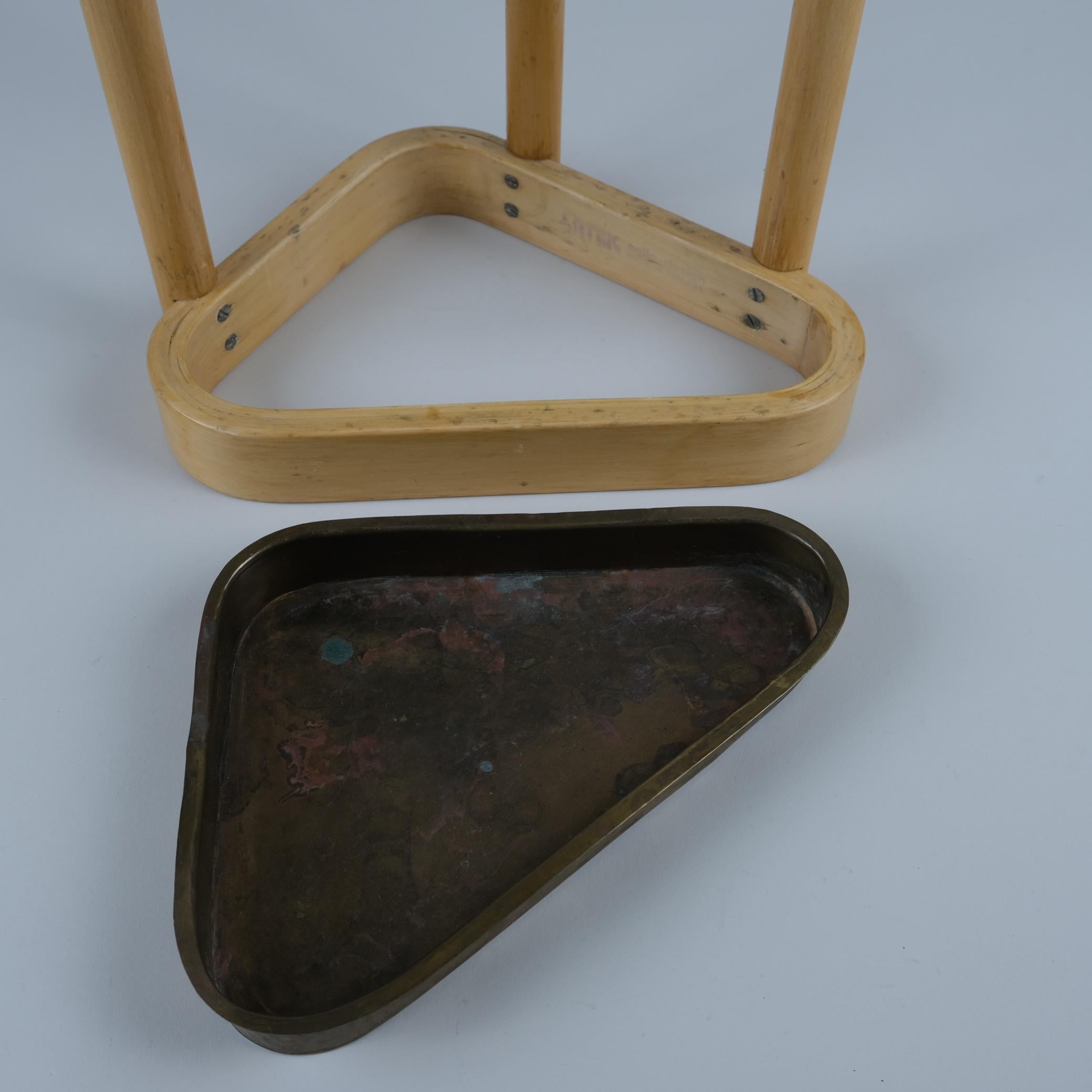 Alvar Aalto Dreieckiger Umbrella Stand aus Birke und Messing, Artek 1970er im Angebot 5