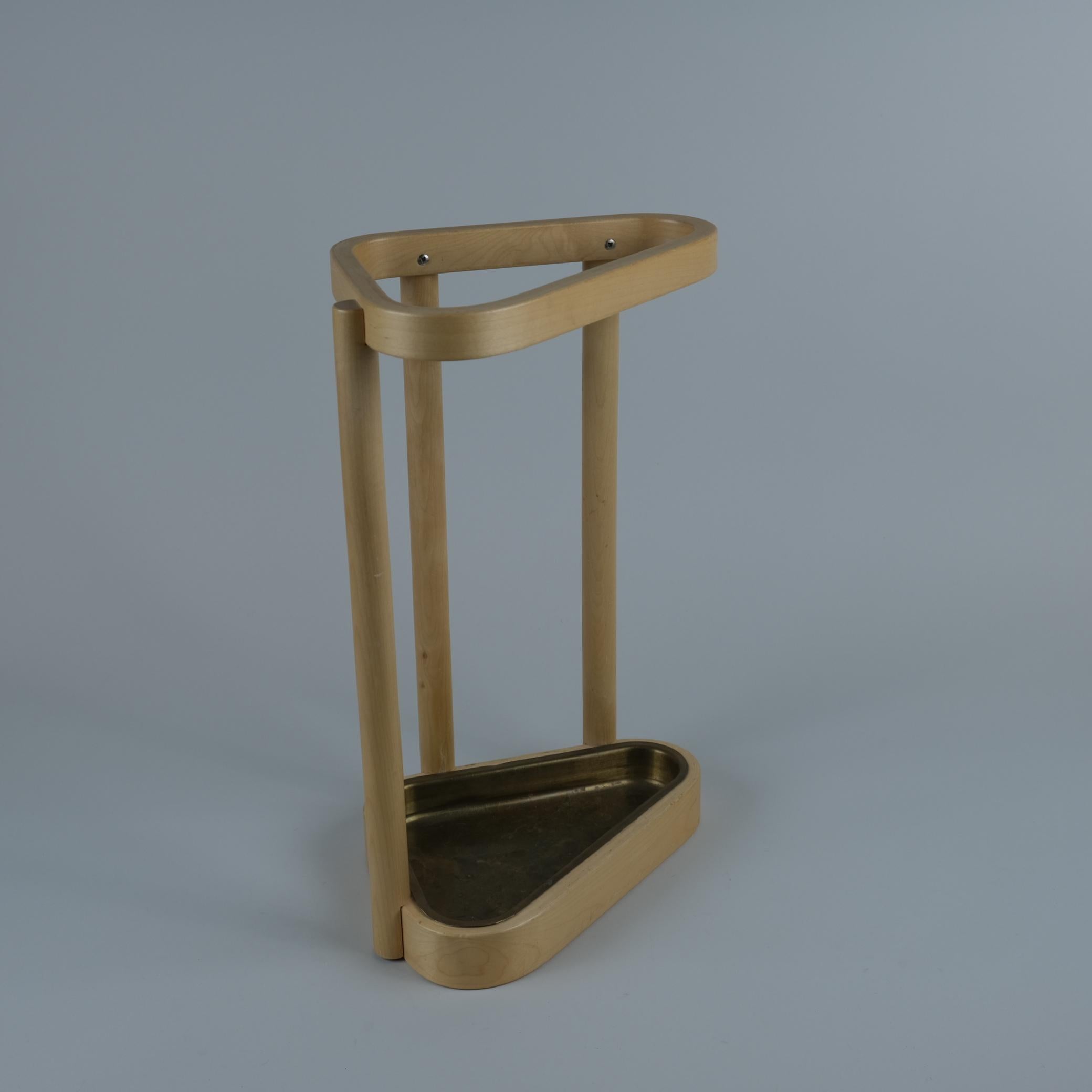 Schirmständer, entworfen von dem einzigartigen Alvar Aalto und hergestellt in den späten 70er Jahren von Artek. Alvar Aalto war als treibende Kraft des modernen skandinavischen Designs bekannt, das einen minimalistischen und funktionalen Ansatz