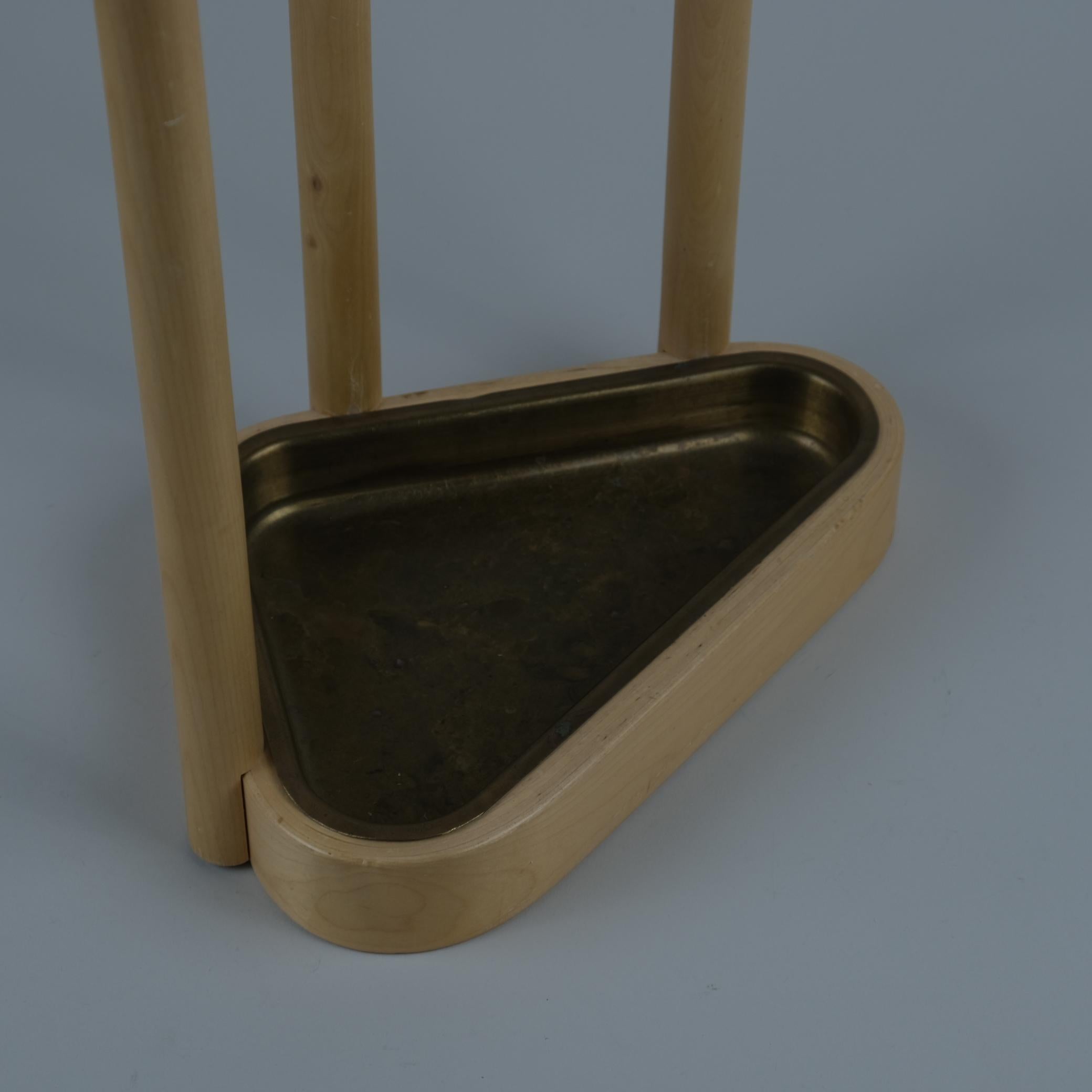 Alvar Aalto Dreieckiger Umbrella Stand aus Birke und Messing, Artek 1970er (Skandinavische Moderne) im Angebot