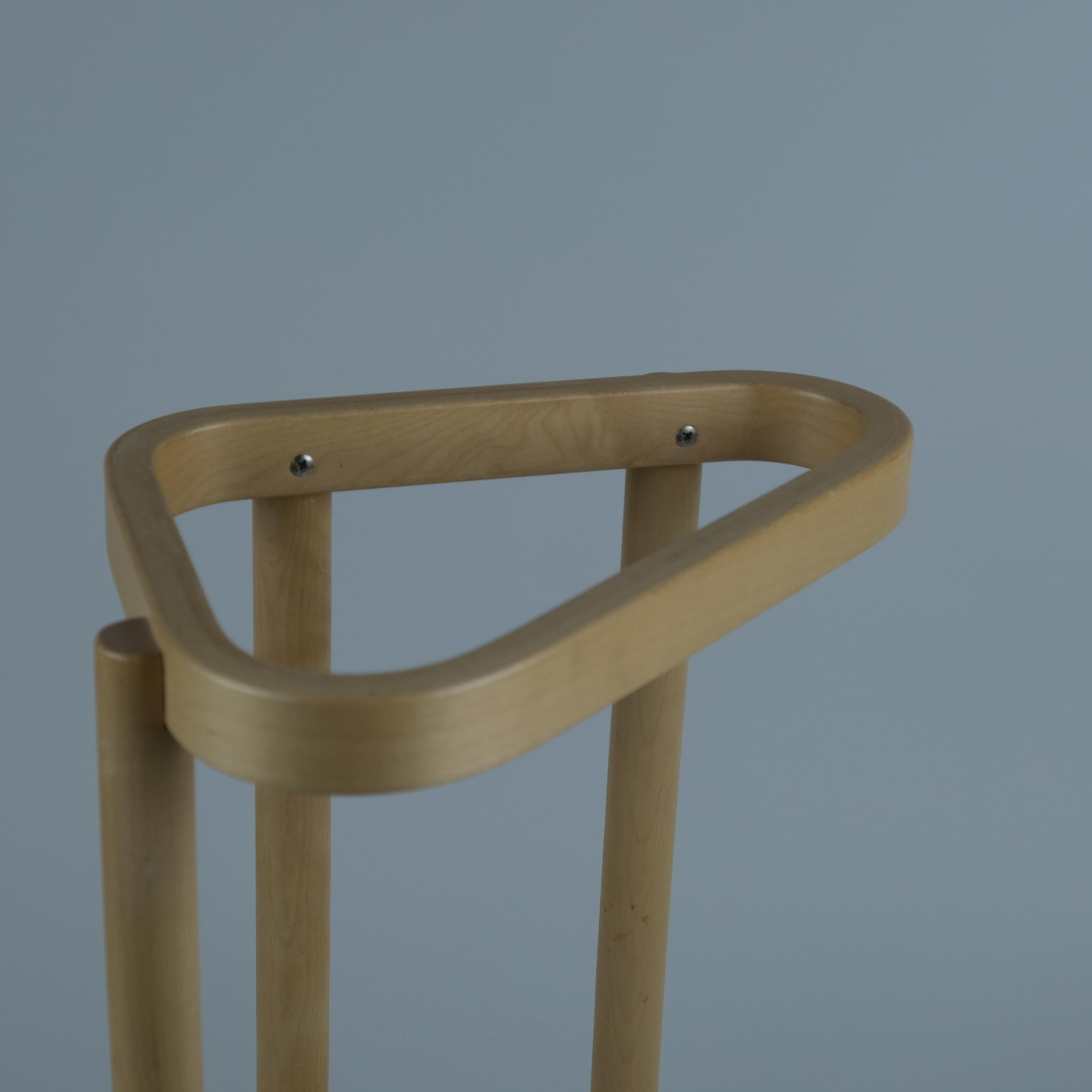 Alvar Aalto Dreieckiger Umbrella Stand aus Birke und Messing, Artek 1970er (Finnisch) im Angebot