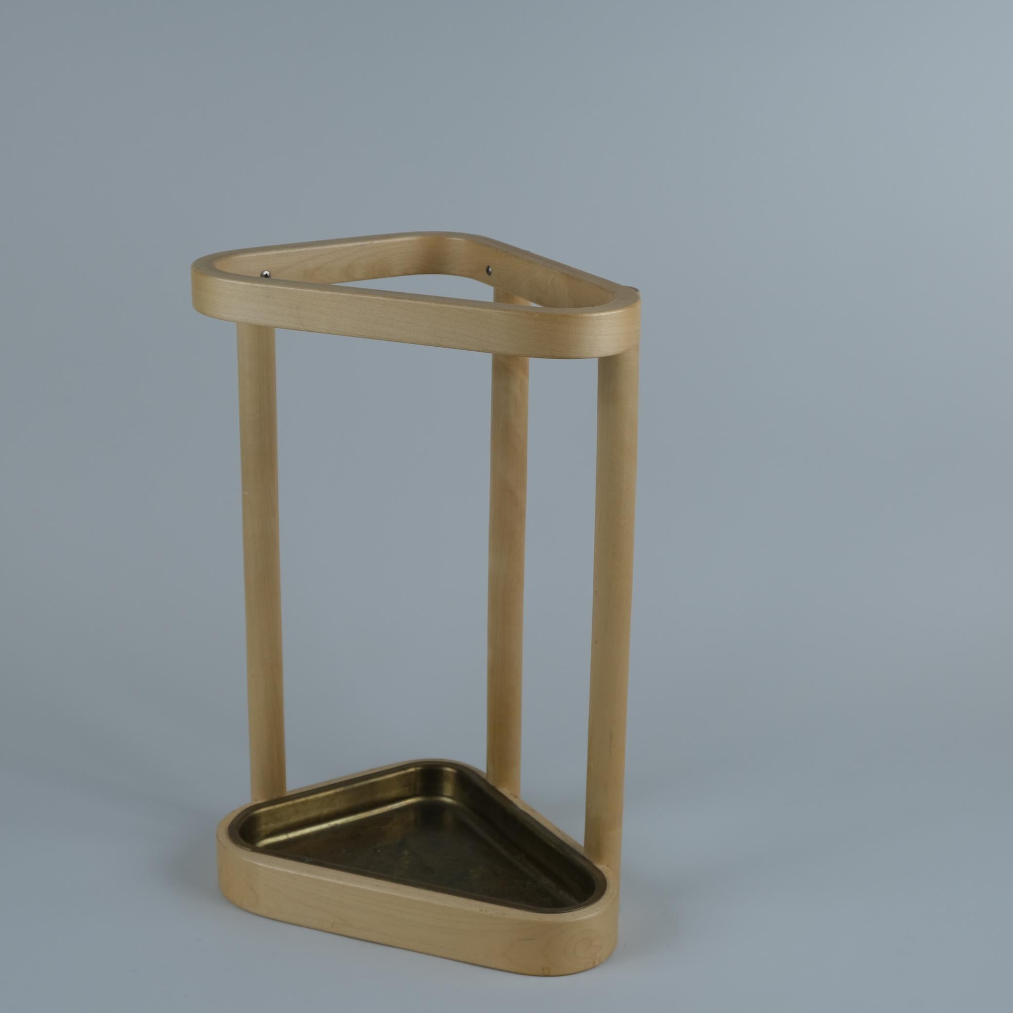 Alvar Aalto Dreieckiger Umbrella Stand aus Birke und Messing, Artek 1970er im Zustand „Gut“ im Angebot in Helsinki, FI
