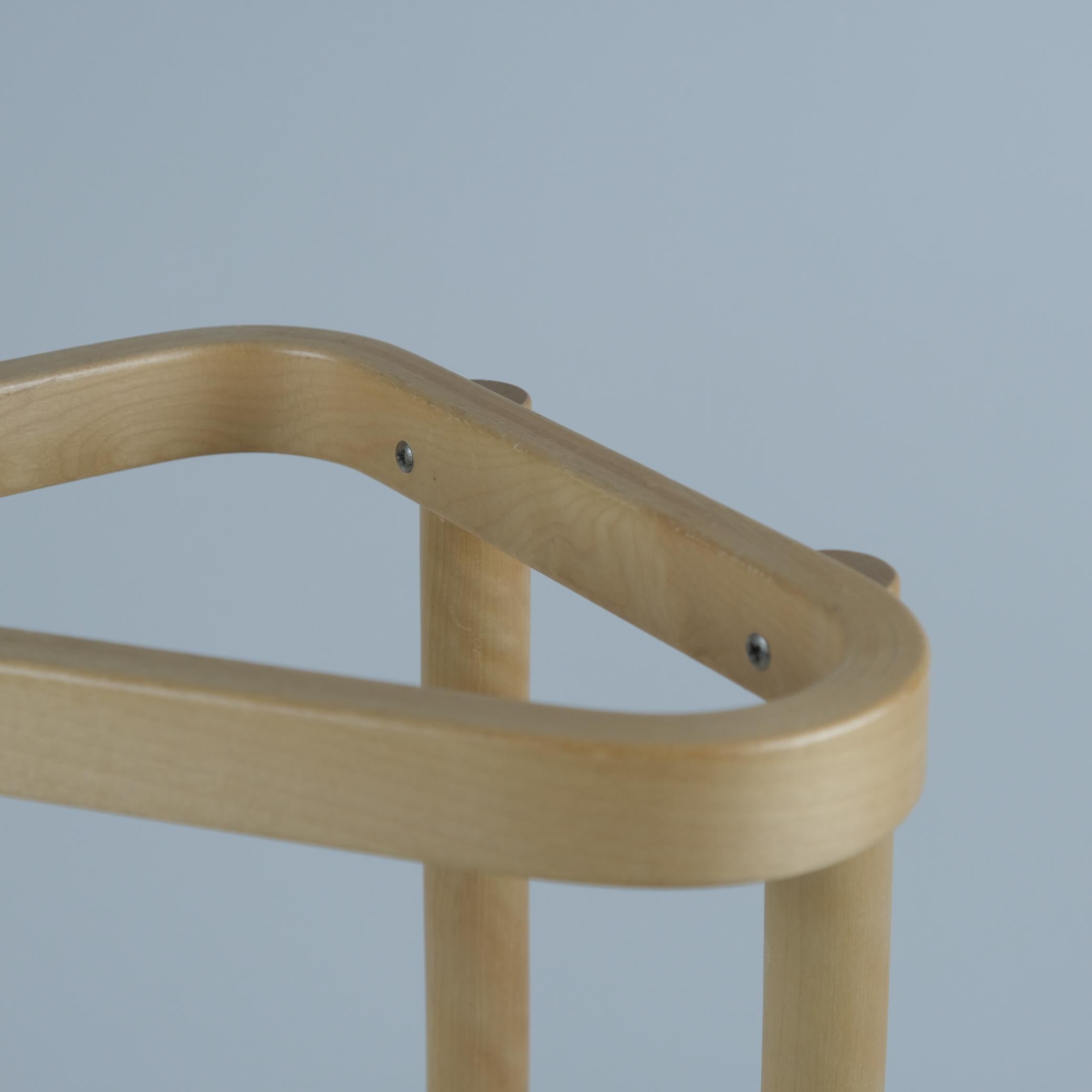 Alvar Aalto Dreieckiger Umbrella Stand aus Birke und Messing, Artek 1970er (Ende des 20. Jahrhunderts) im Angebot