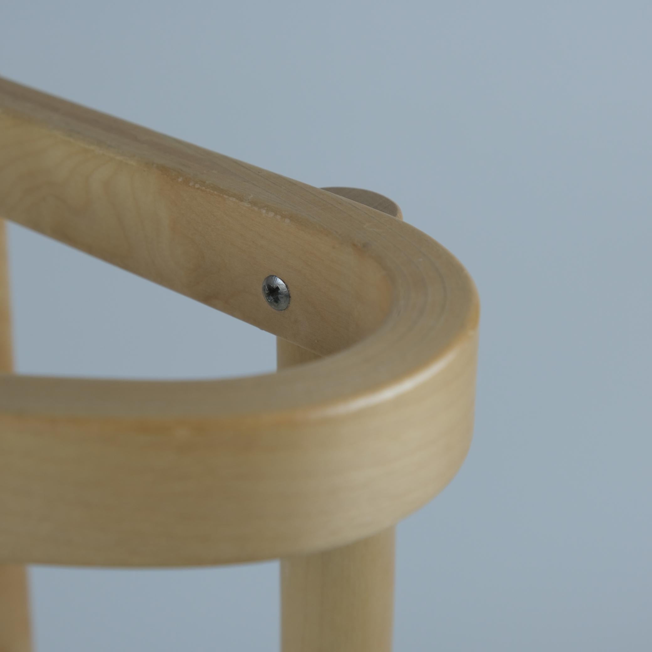 Alvar Aalto Dreieckiger Umbrella Stand aus Birke und Messing, Artek 1970er im Angebot 1