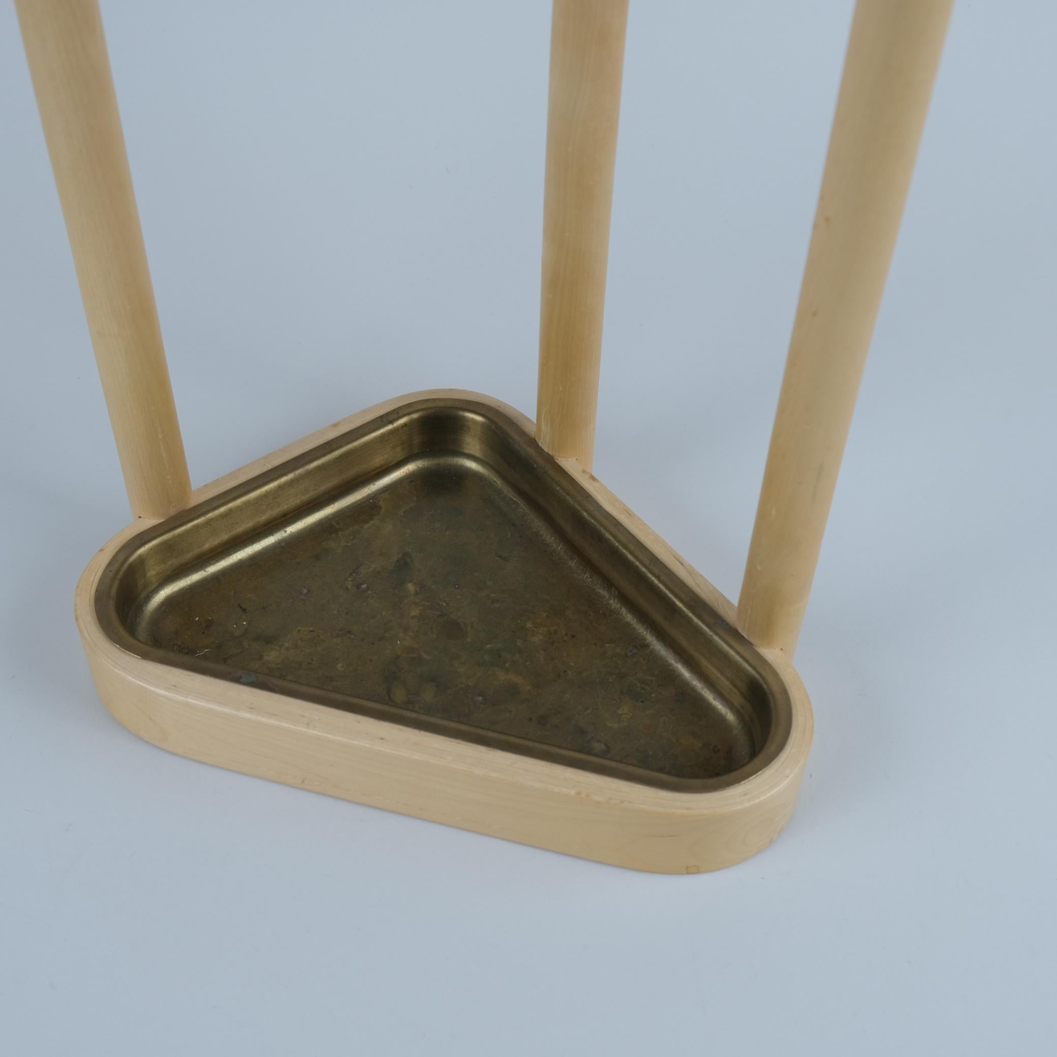 Alvar Aalto Dreieckiger Umbrella Stand aus Birke und Messing, Artek 1970er im Angebot 2