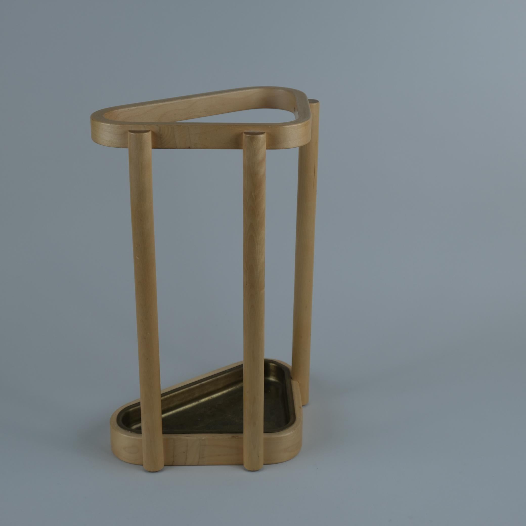 Alvar Aalto Dreieckiger Umbrella Stand aus Birke und Messing, Artek 1970er im Angebot 3