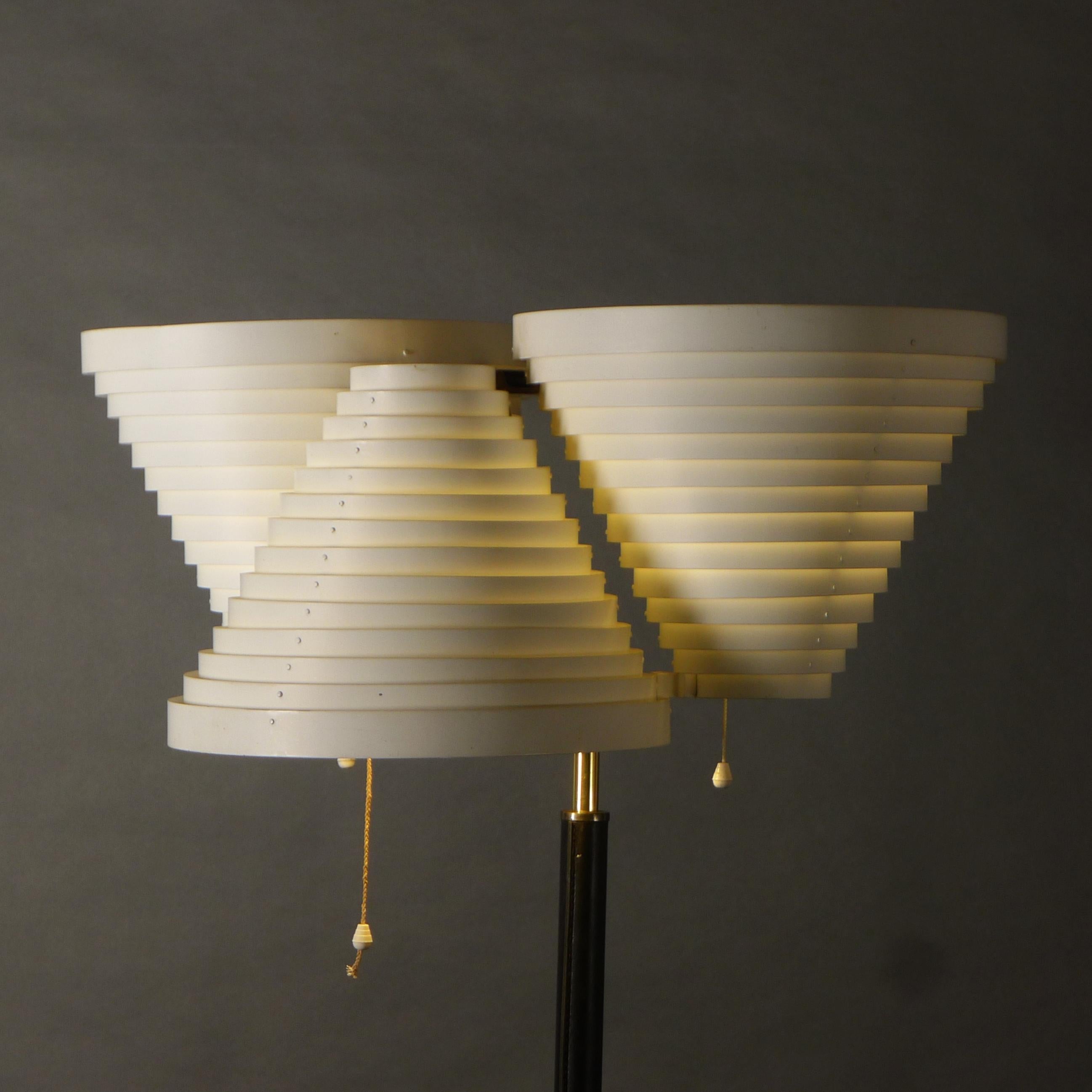Lampada da terra ad ala d'angelo tripla di Alvar Aalto, modello A809, Aalto+Aalto Finlandia, anni '50 in vendita 3