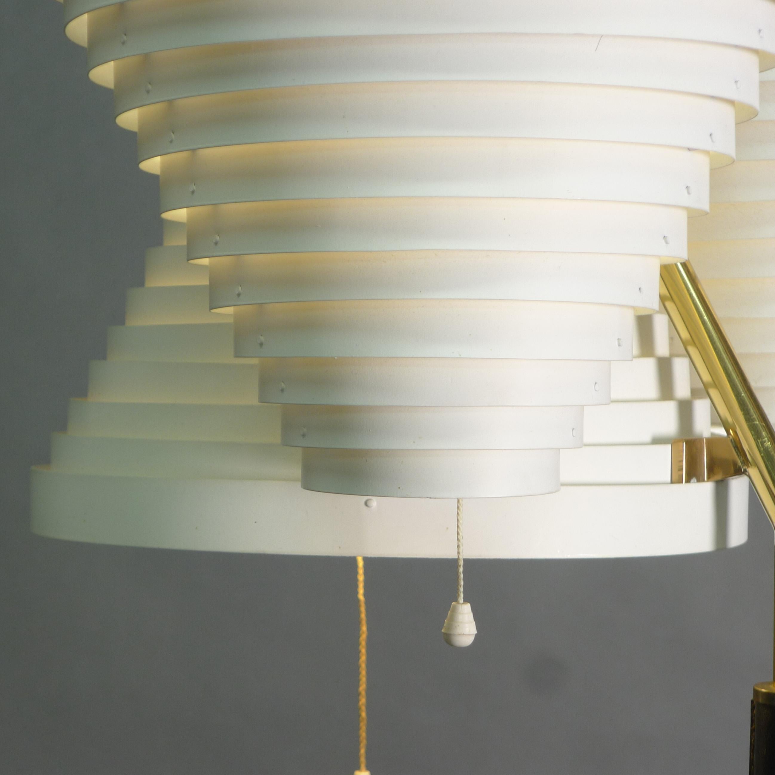 Lampada da terra ad ala d'angelo tripla di Alvar Aalto, modello A809, Aalto+Aalto Finlandia, anni '50 in vendita 5