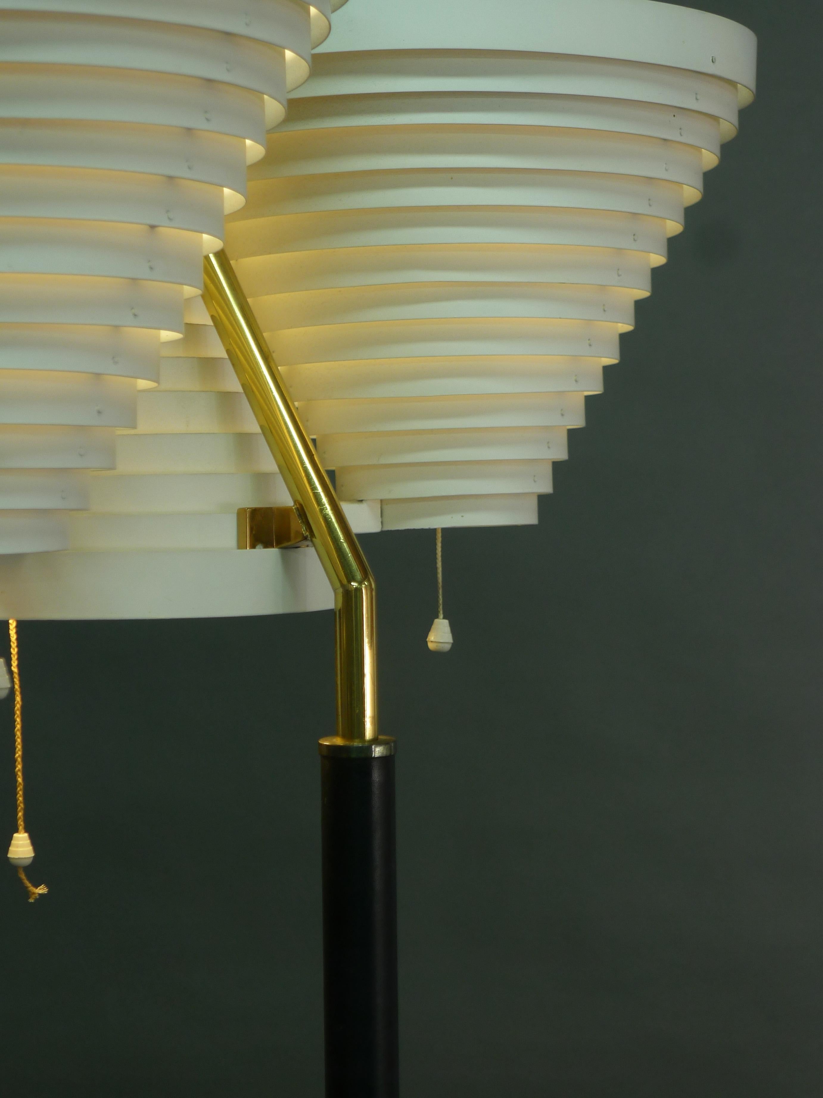 Lampada da terra ad ala d'angelo tripla di Alvar Aalto, modello A809, Aalto+Aalto Finlandia, anni '50 in vendita 6