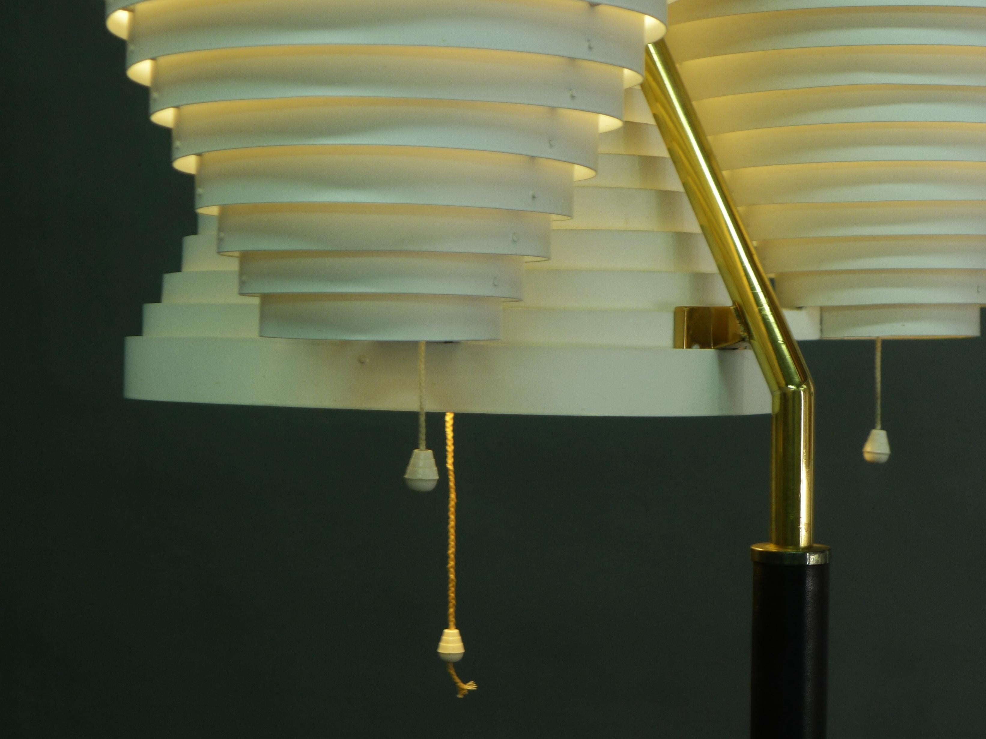 Lampada da terra ad ala d'angelo tripla di Alvar Aalto, modello A809, Aalto+Aalto Finlandia, anni '50 in vendita 7