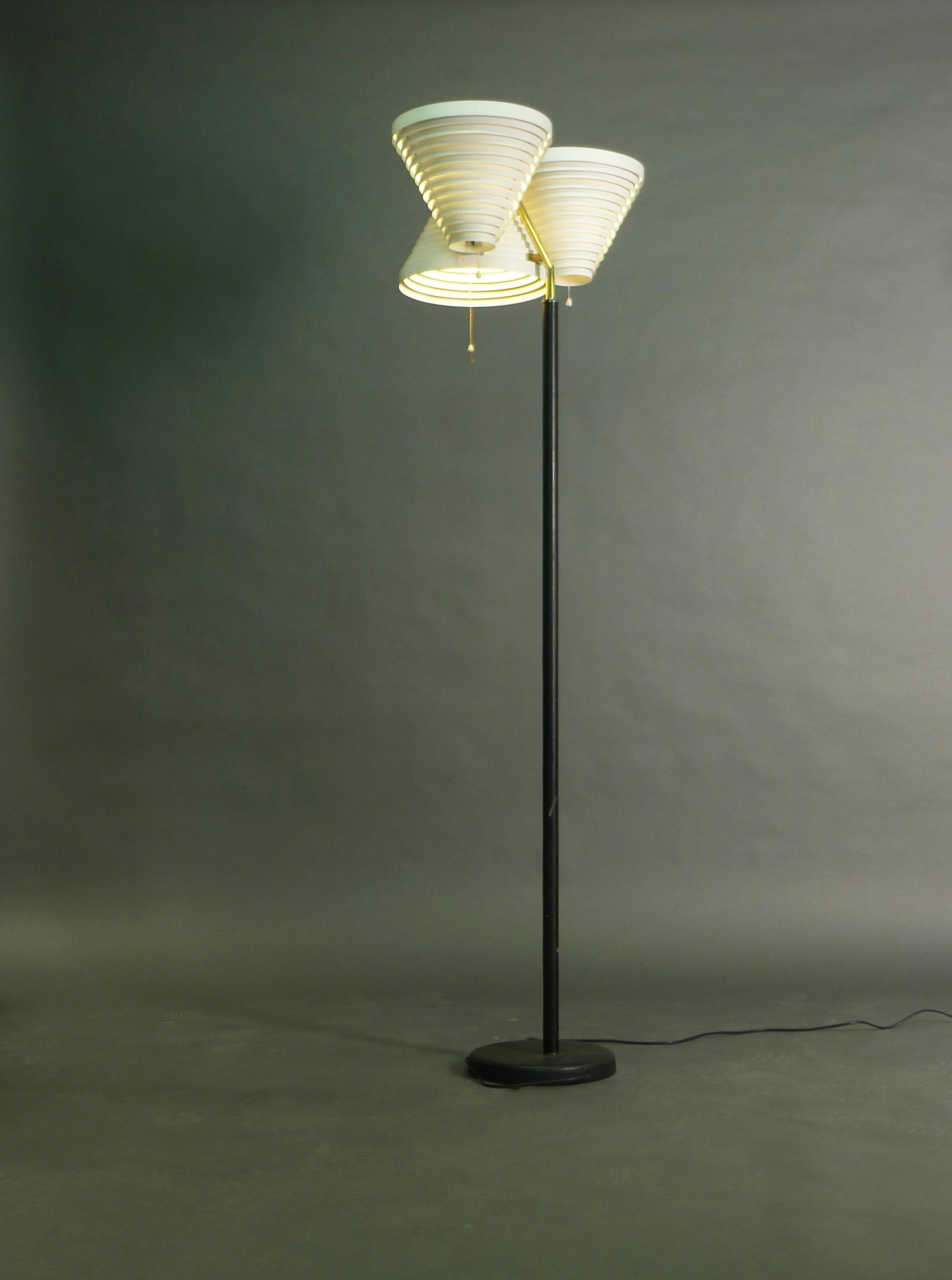 Lampada da terra ad ala d'angelo tripla di Alvar Aalto, modello A809, Aalto+Aalto Finlandia, anni '50 in vendita 8