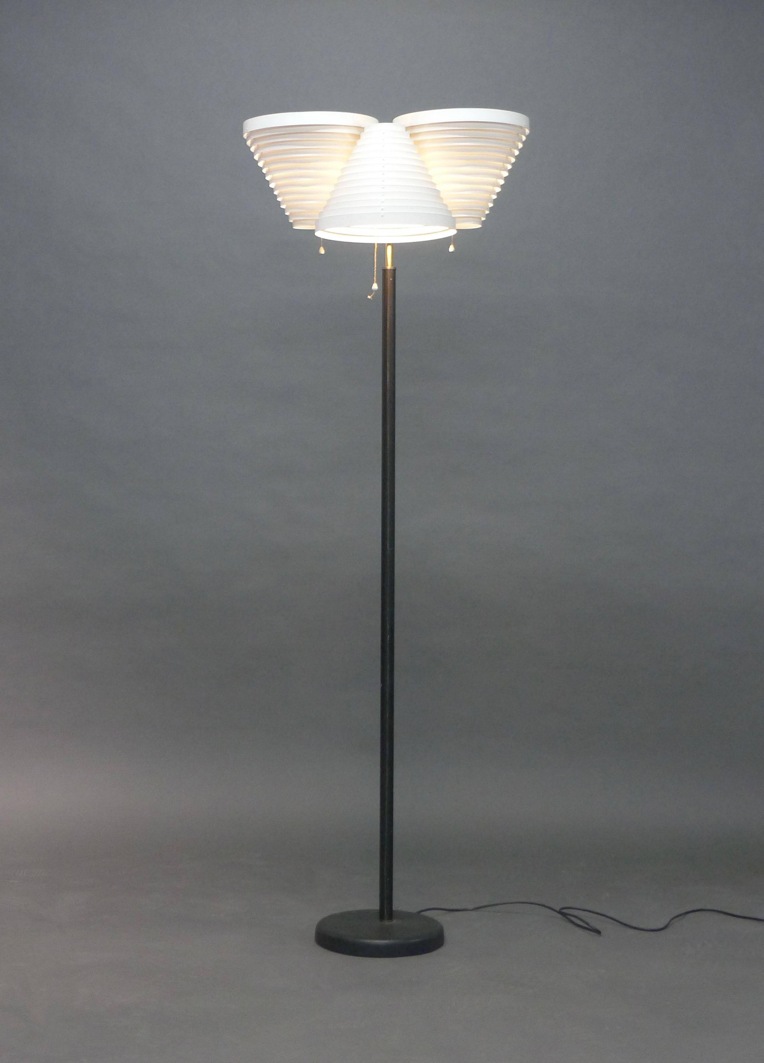 Mid-Century moderno Lampada da terra ad ala d'angelo tripla di Alvar Aalto, modello A809, Aalto+Aalto Finlandia, anni '50 in vendita