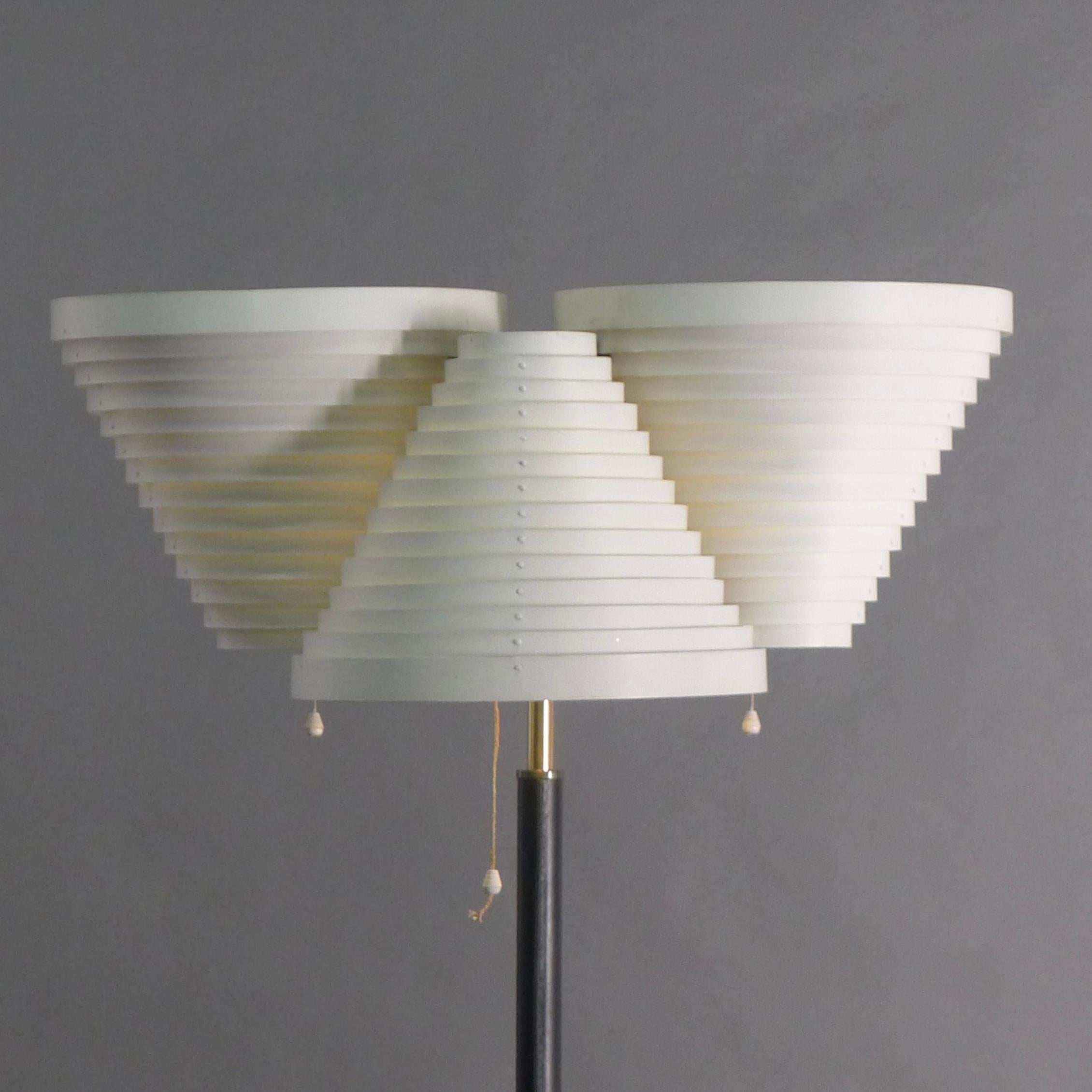 Finlandese Lampada da terra ad ala d'angelo tripla di Alvar Aalto, modello A809, Aalto+Aalto Finlandia, anni '50 in vendita