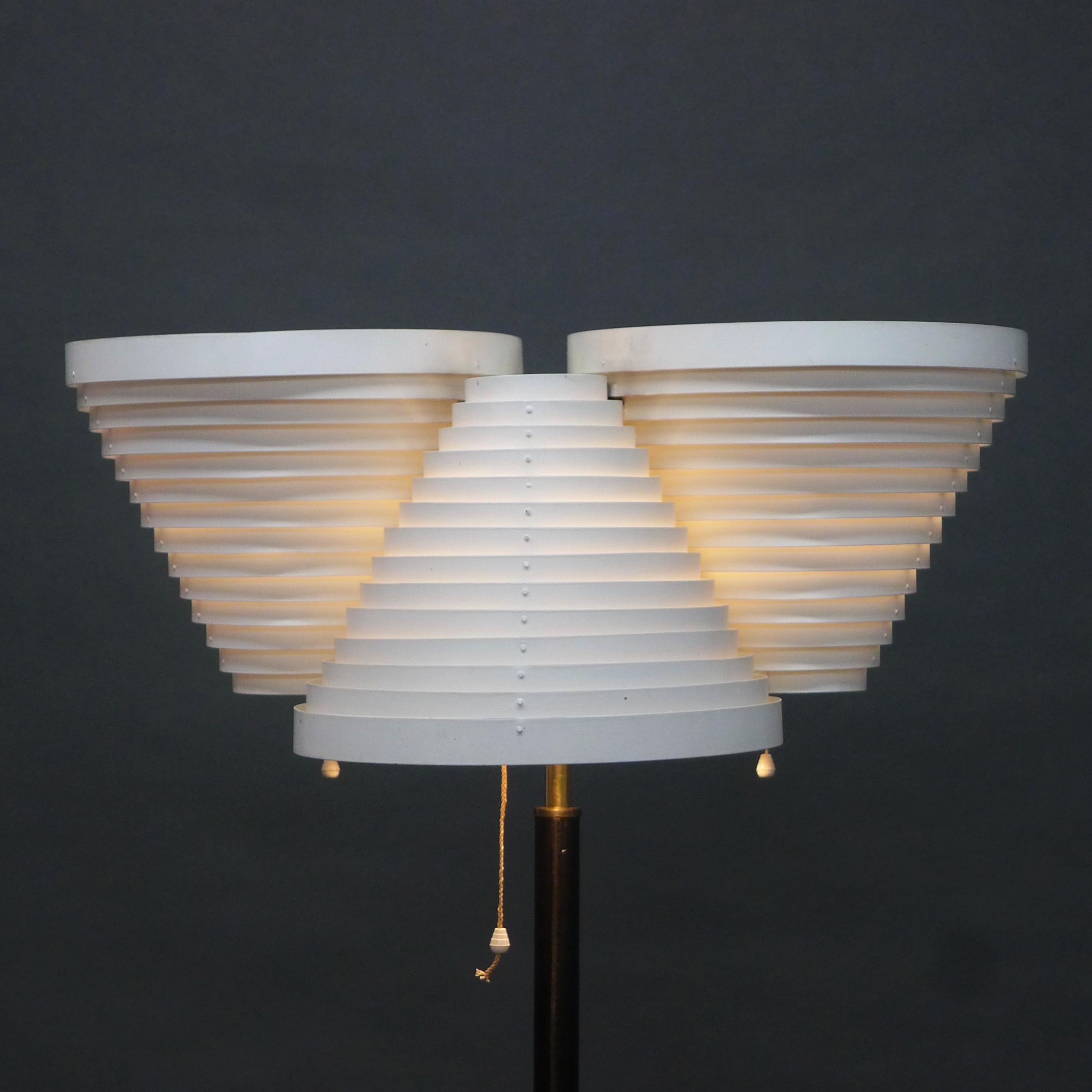 Lampada da terra ad ala d'angelo tripla di Alvar Aalto, modello A809, Aalto+Aalto Finlandia, anni '50 In condizioni buone in vendita a Wargrave, Berkshire