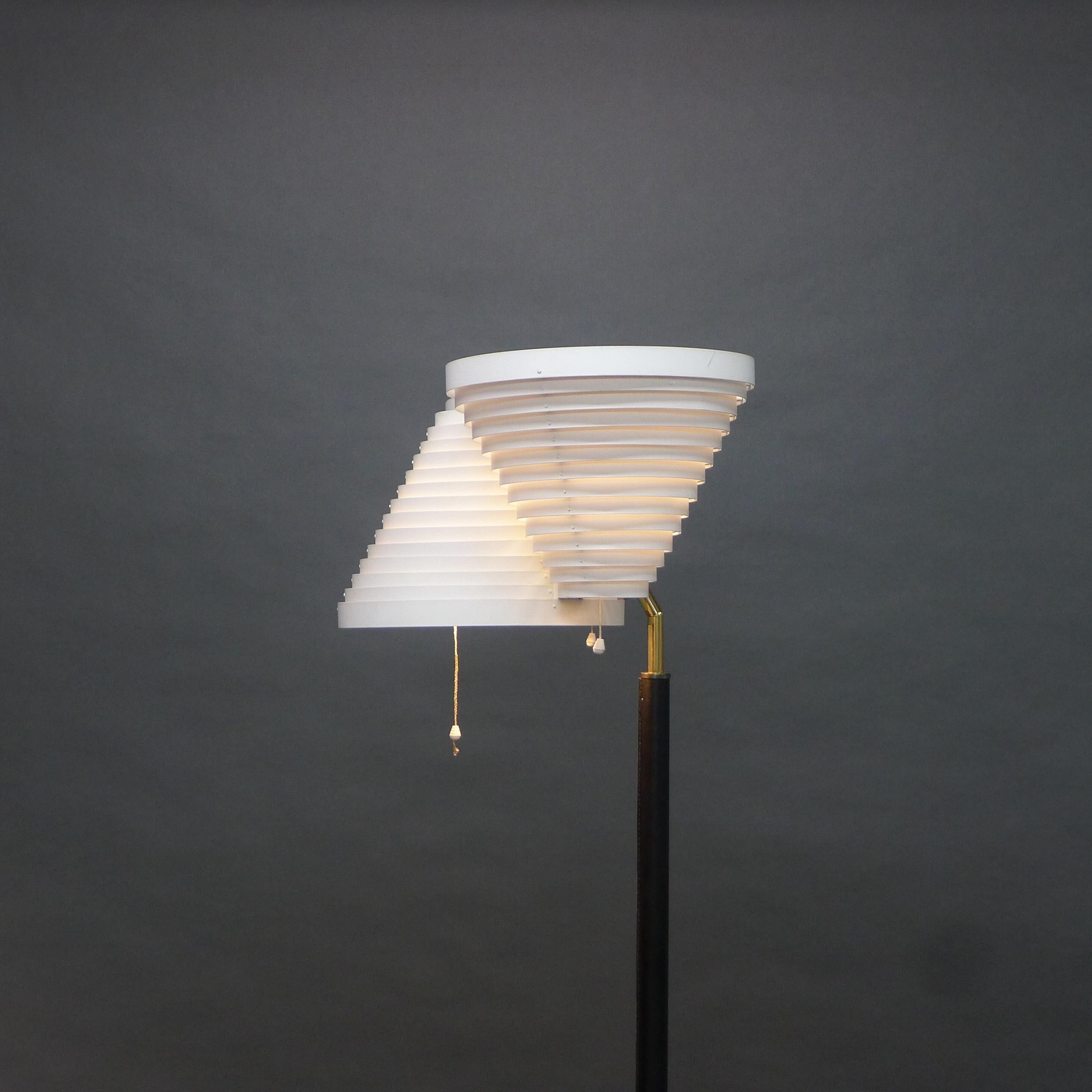 Metà XX secolo Lampada da terra ad ala d'angelo tripla di Alvar Aalto, modello A809, Aalto+Aalto Finlandia, anni '50 in vendita