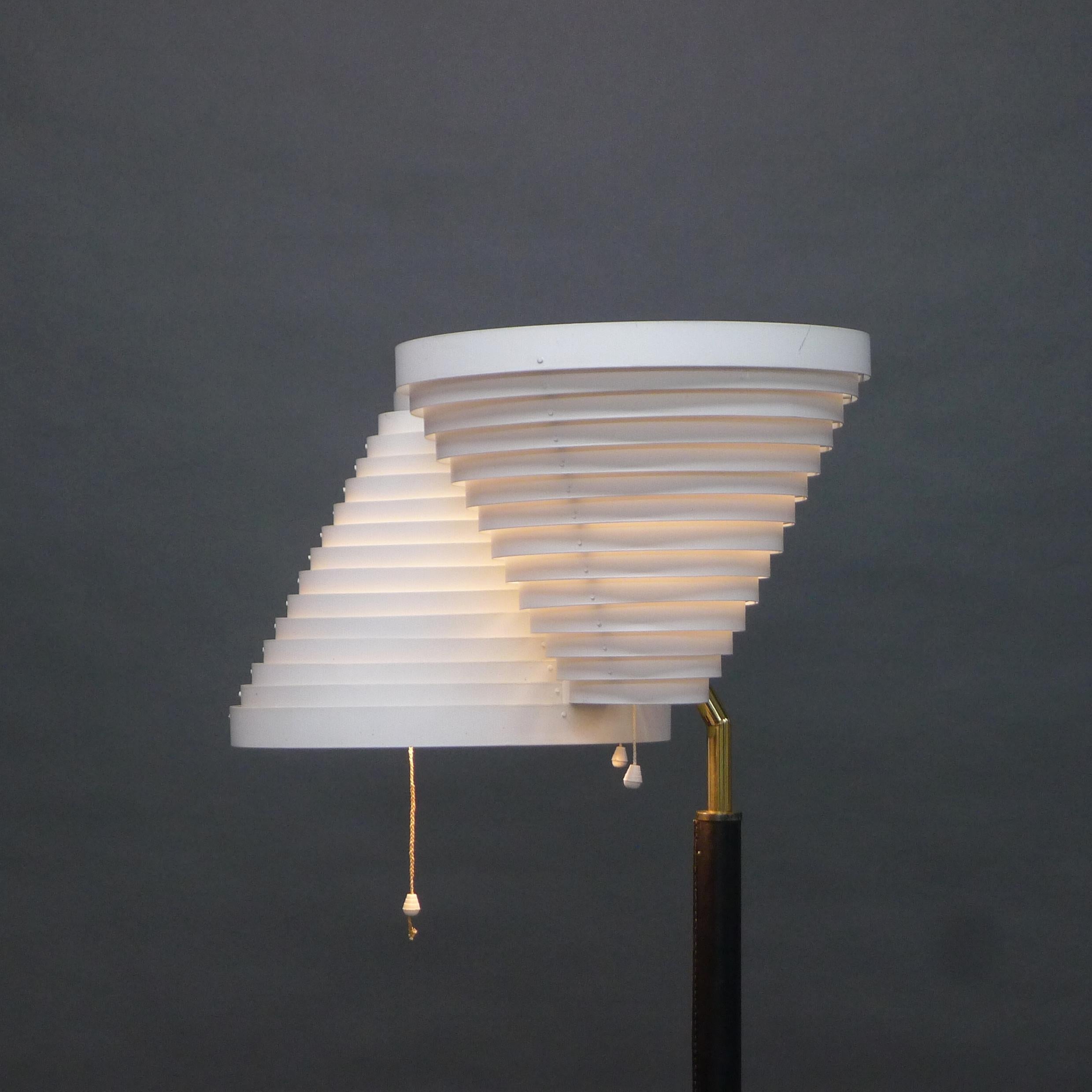 Ottone Lampada da terra ad ala d'angelo tripla di Alvar Aalto, modello A809, Aalto+Aalto Finlandia, anni '50 in vendita
