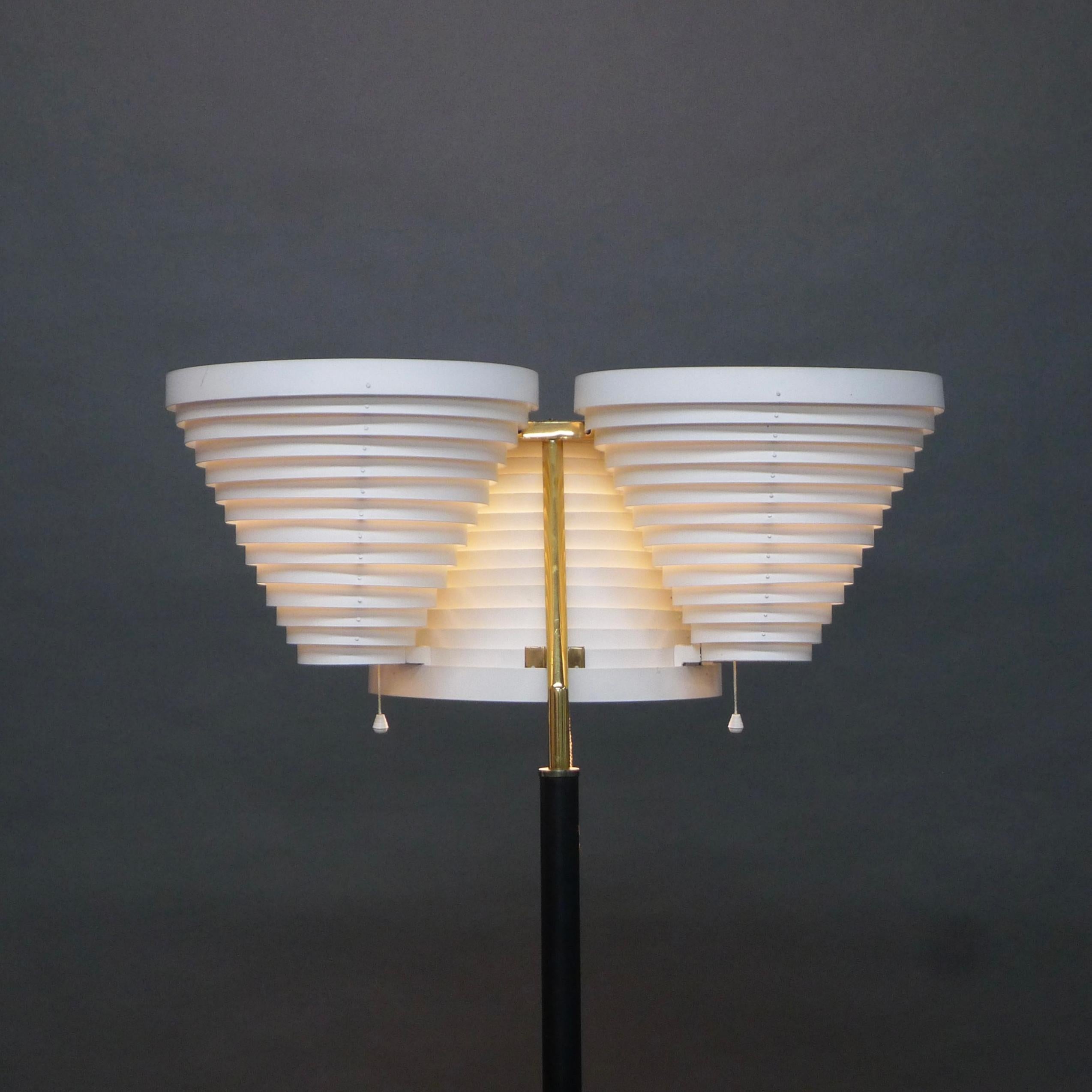 Lampada da terra ad ala d'angelo tripla di Alvar Aalto, modello A809, Aalto+Aalto Finlandia, anni '50 in vendita 1