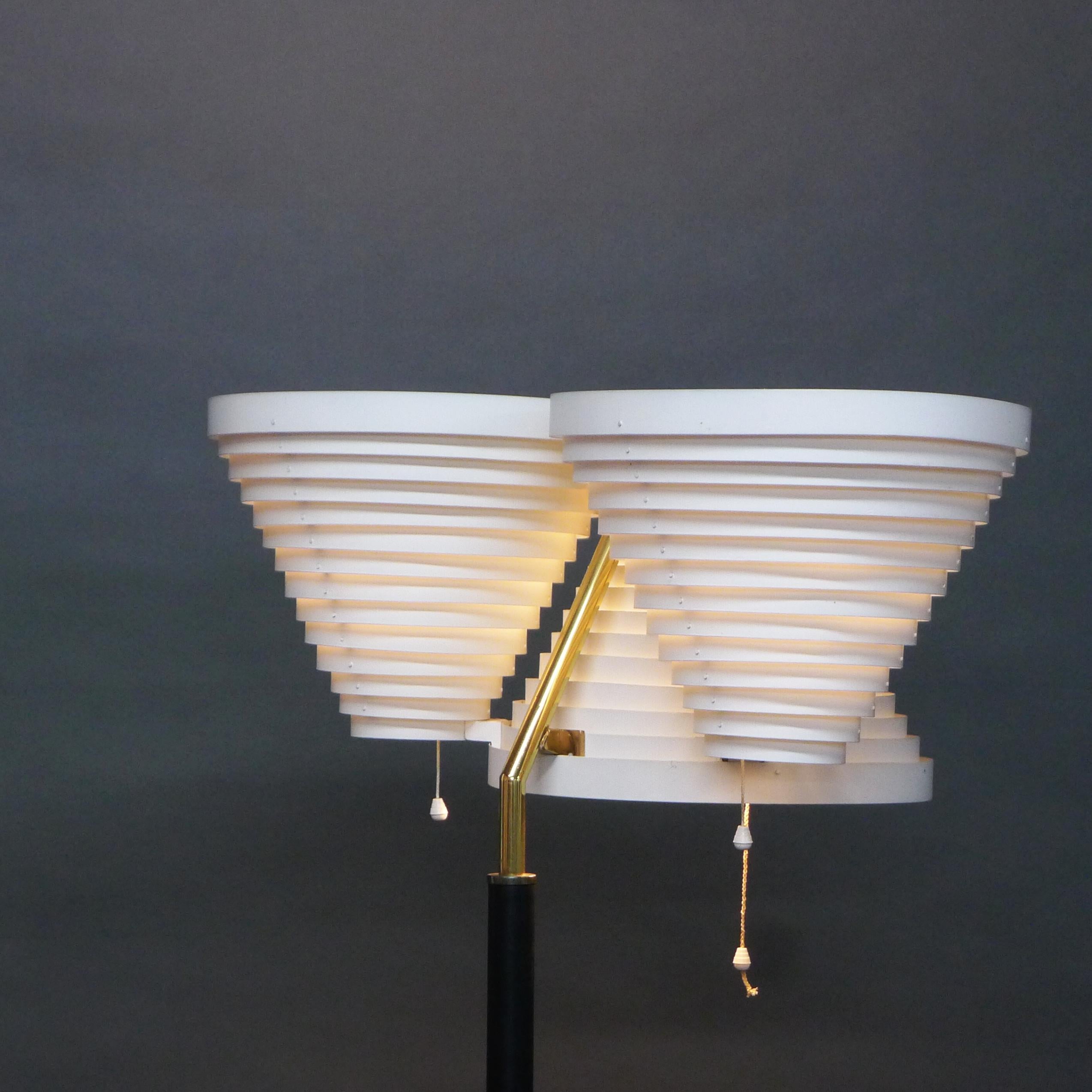 Lampada da terra ad ala d'angelo tripla di Alvar Aalto, modello A809, Aalto+Aalto Finlandia, anni '50 in vendita 2