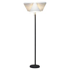 Lampadaire triple aile d'ange Alvar Aalto, modèle A809, Valaistustyo Finlande années 1950