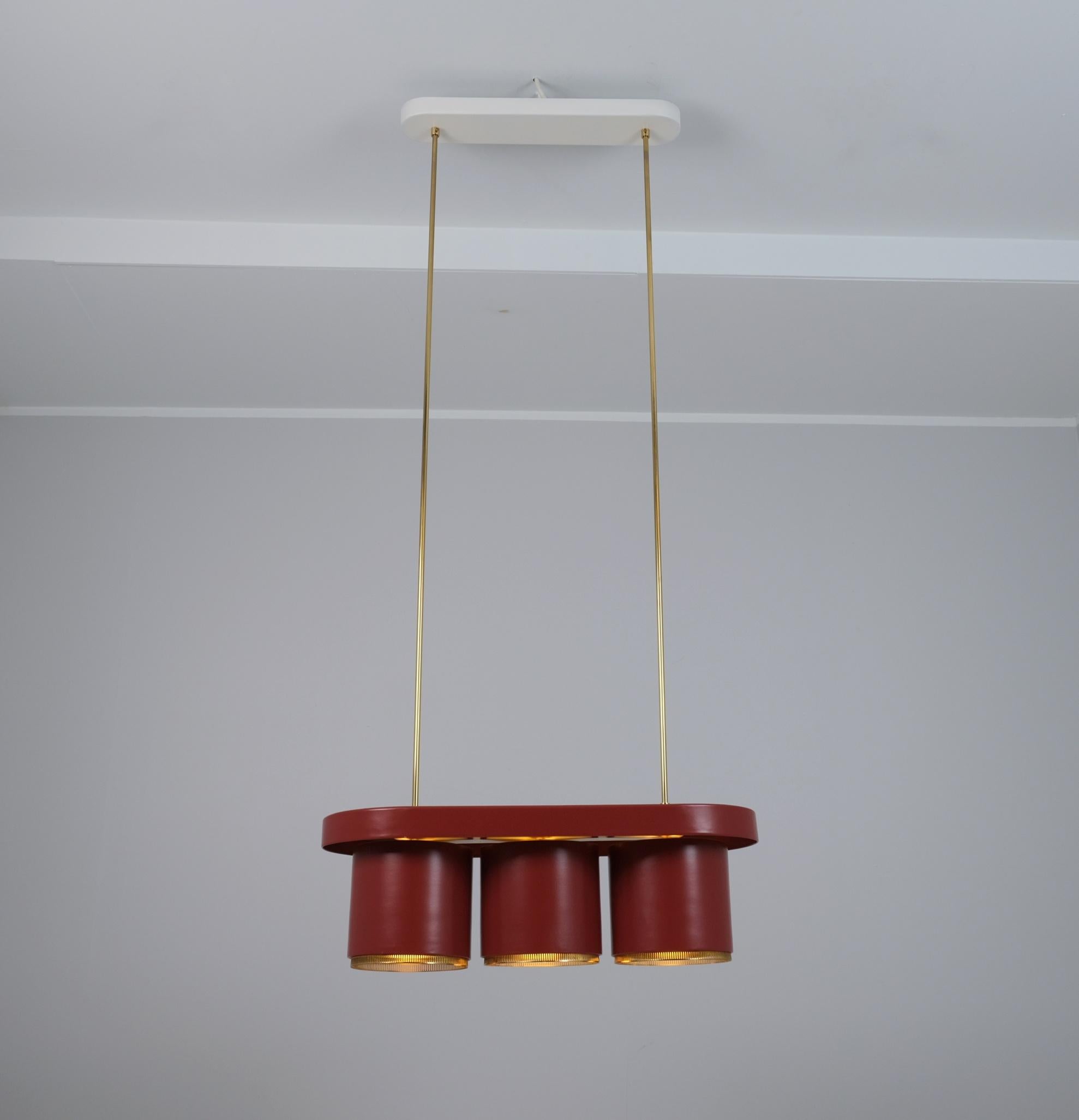 Mid-Century moderno Ciondolo 'Triplets' di Alvar Aalto Modello A 203 in ottone e rosso, Valaistustyö anni '50 in vendita
