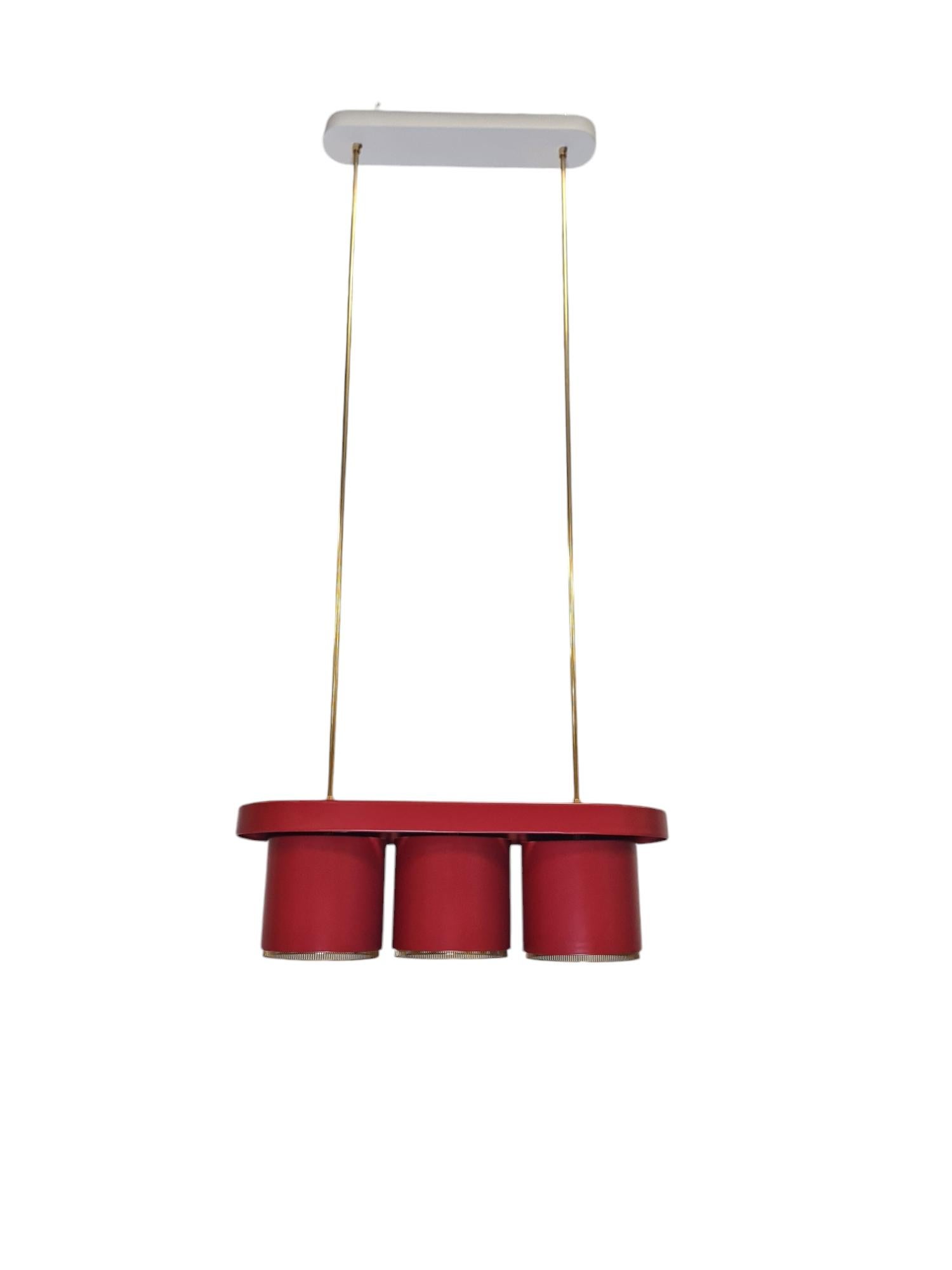 Uno splendido ciondolo di metà secolo di Alvar Aalto in rosso e ottone, prodotto da Aalto+Aalto Finlandia, anni '50. Questa lampada è una delle nostre lampade a sospensione preferite di Alvar Aalto e sembra essere una delle sue, dato che la usava