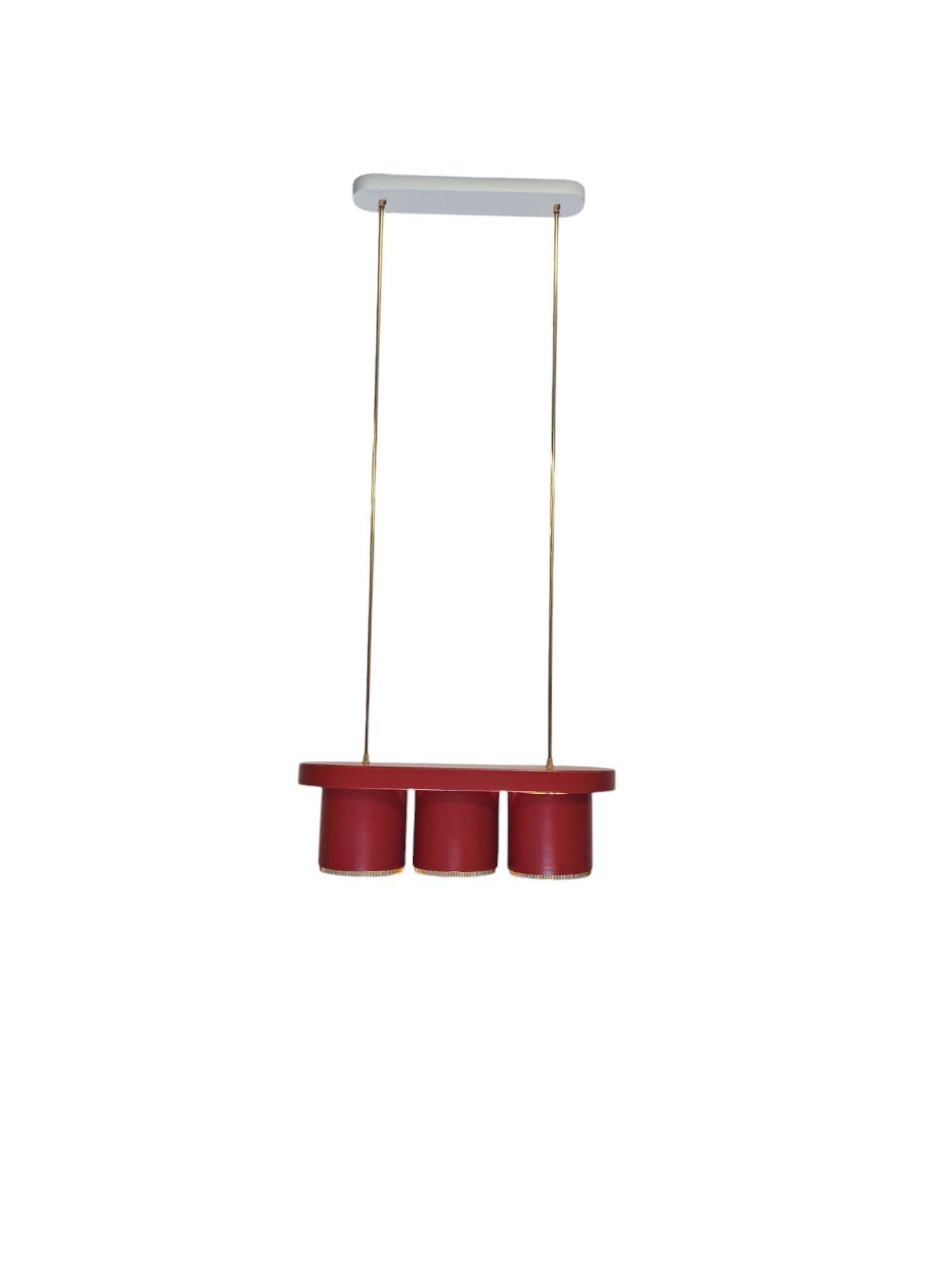 Mid-Century moderno Ciondolo 'Triplets' di Alvar Aalto Modello A 203 in ottone e rosso, Valaistustyö anni '50 in vendita
