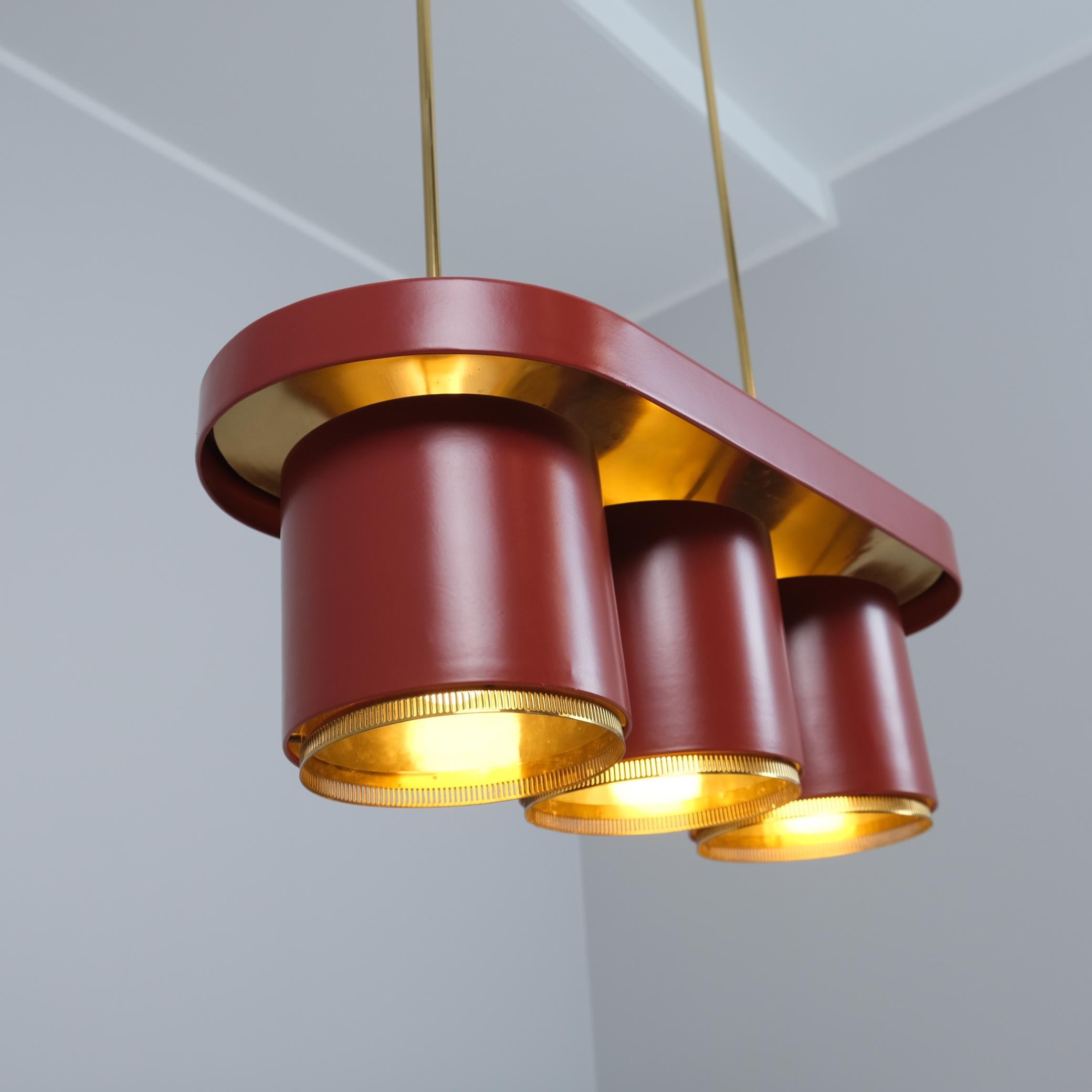 Metà XX secolo Ciondolo 'Triplets' di Alvar Aalto Modello A 203 in ottone e rosso, Valaistustyö anni '50 in vendita