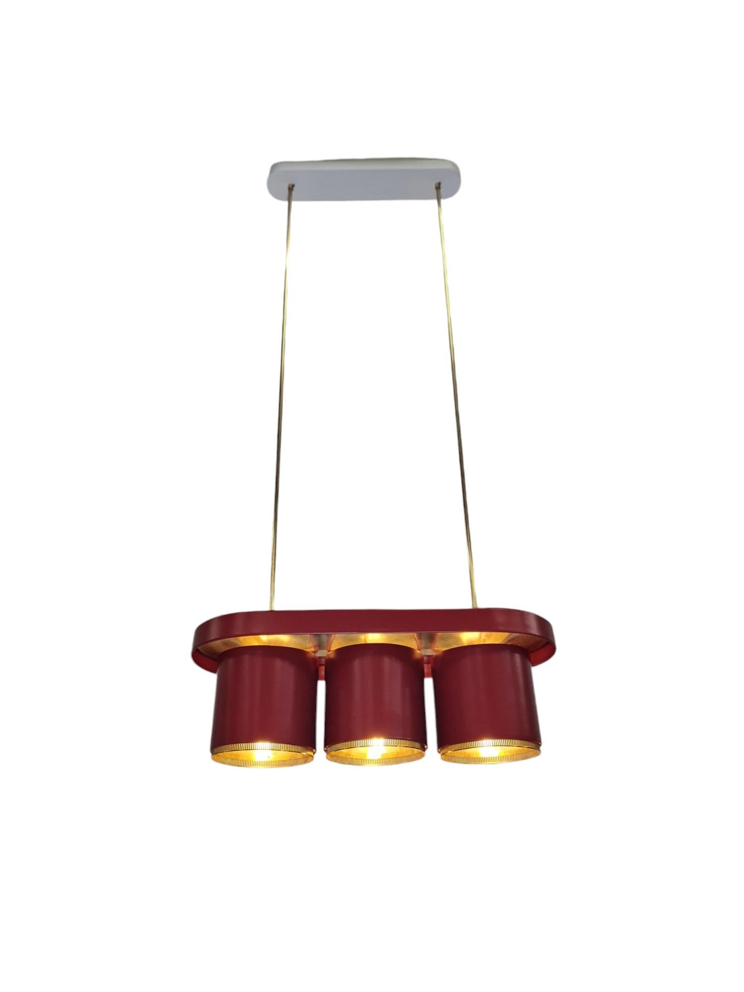 Ciondolo 'Triplets' di Alvar Aalto Modello A 203 in ottone e rosso, Valaistustyö anni '50 In condizioni buone in vendita a Helsinki, FI