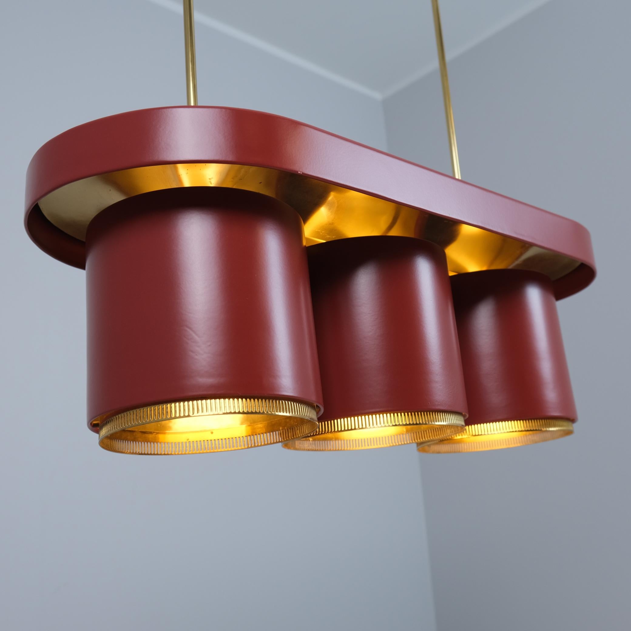 Ciondolo 'Triplets' di Alvar Aalto Modello A 203 in ottone e rosso, Valaistustyö anni '50 in vendita 3