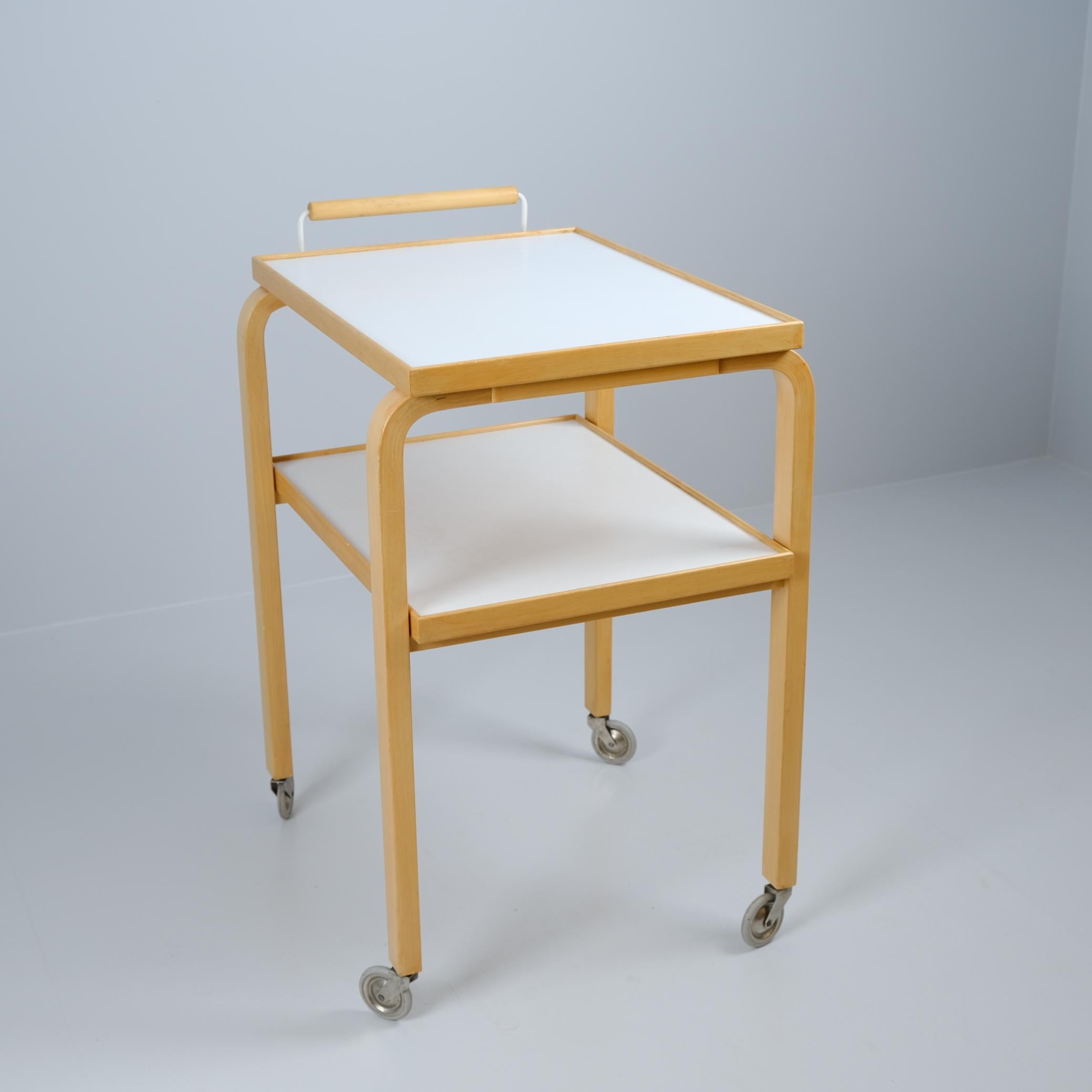 Carro de servicio diseñado por Alvar Aalto y comercializado por su empresa Artek en Finlandia en la década de 1960. Este carro de servicio vintage escandinavo moderno presenta un diseño minimalista pero muy funcional. Fabricado con madera natural