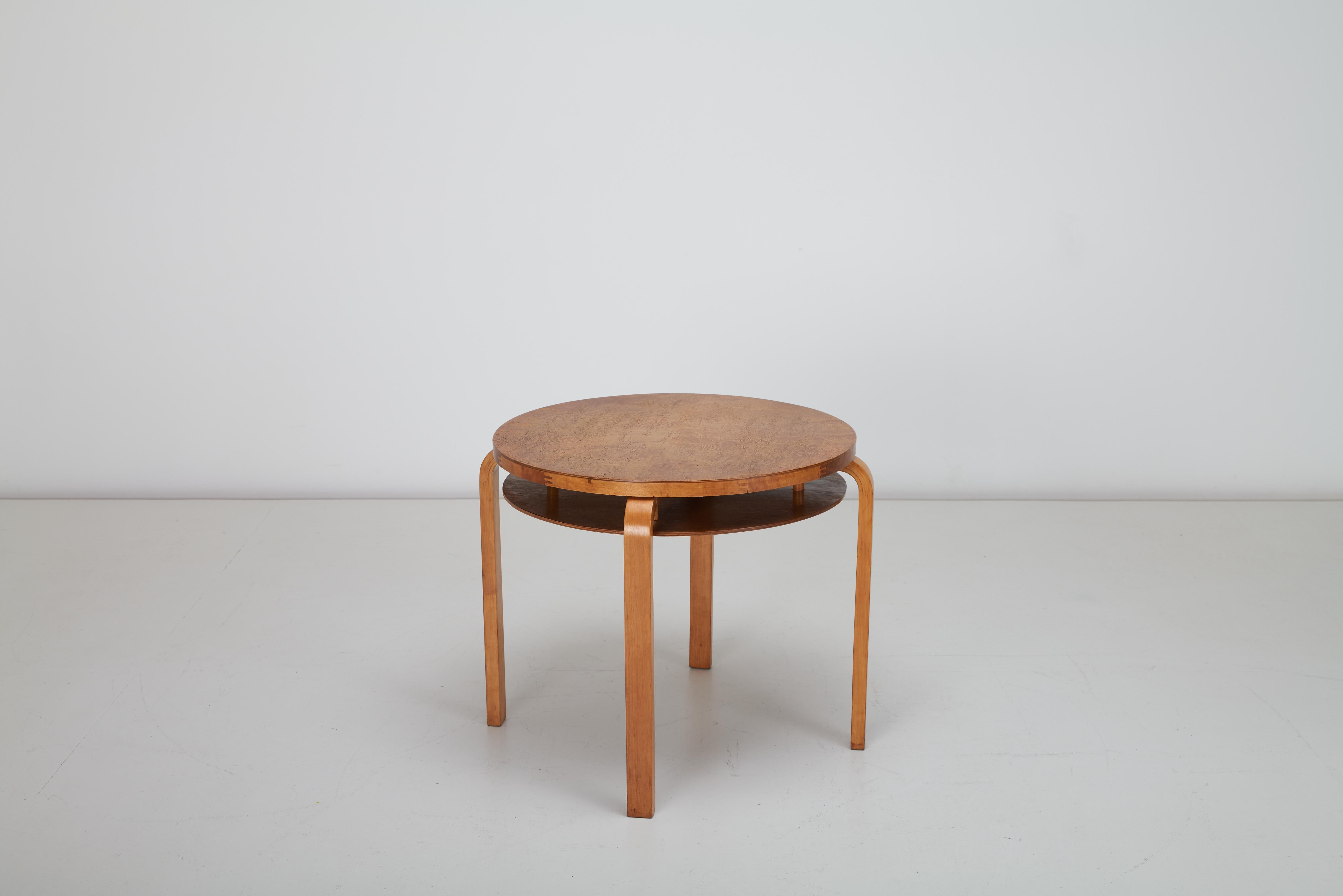 Esta mesa auxiliar Alvar Aalto es una impresionante pieza de diseño modernista de principios del siglo XX, fabricada en abedul de Carelia, conocido por su singular y bello veteado. Aalto, una leyenda del diseño finlandés, creó esta mesa auxiliar con