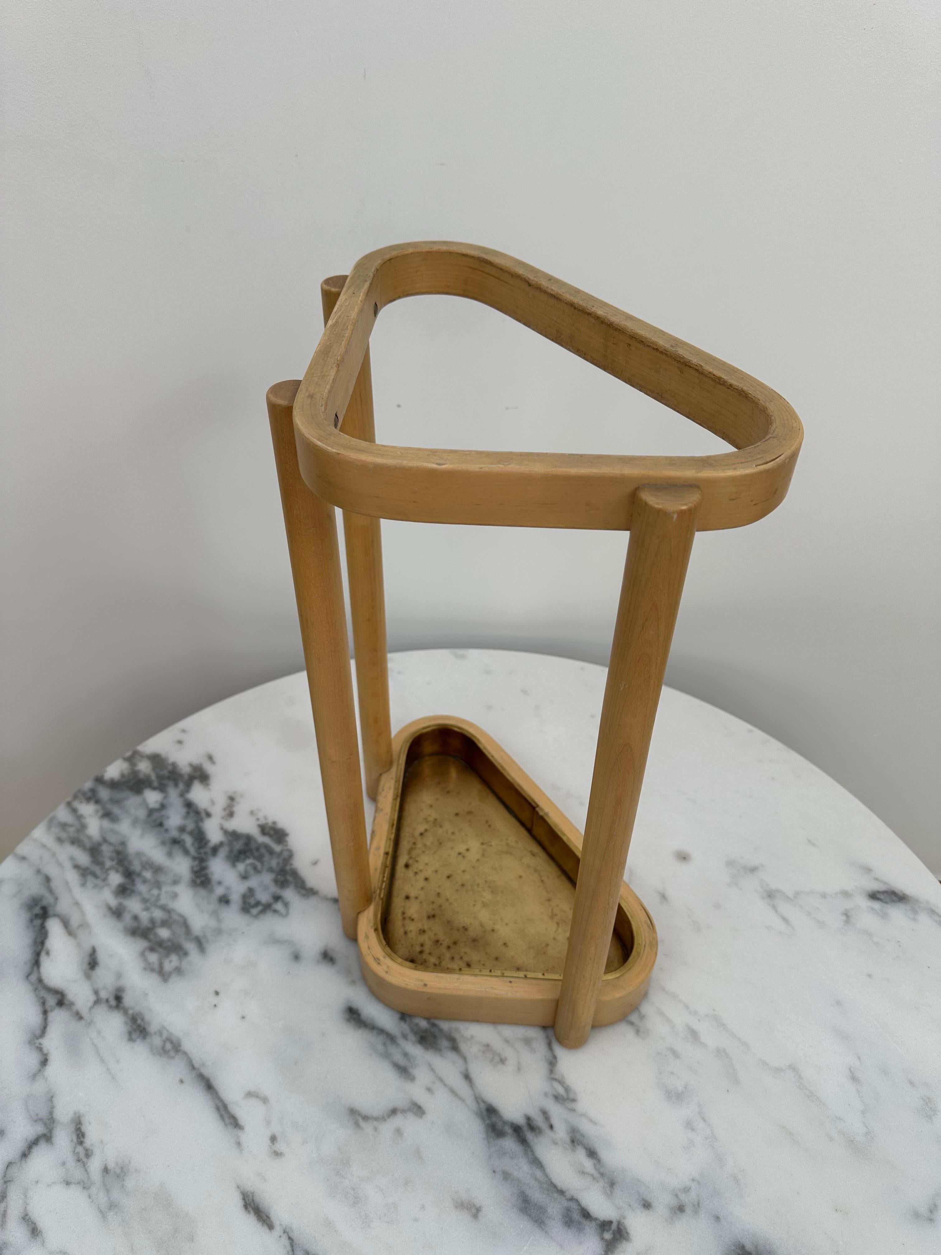Alvar Aalto (1898-1976)

Porte-parapluies des années 1950

Porte-parapluie en bouleau et en laiton avec une base à trois côtés émettant trois colonnes reliées par un bord conforme.
Produit par Artek, Finlande.


Dimensions
Hauteur : 48 cm Largeur :