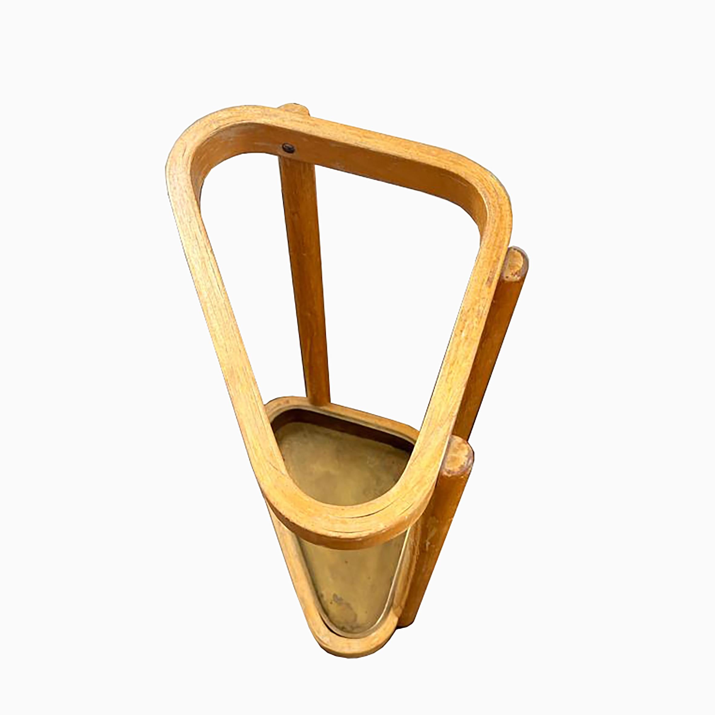Alvar Aalto (1898-1976)

Umbrella stand

A birch and brass umbrella stand with a three-sided base issuing three columns joined by a conforming rim.
Produced by Artek, Finland.
After 1936.

Dimensions
Height : 48 cm Width : 31,5 cm Depth :