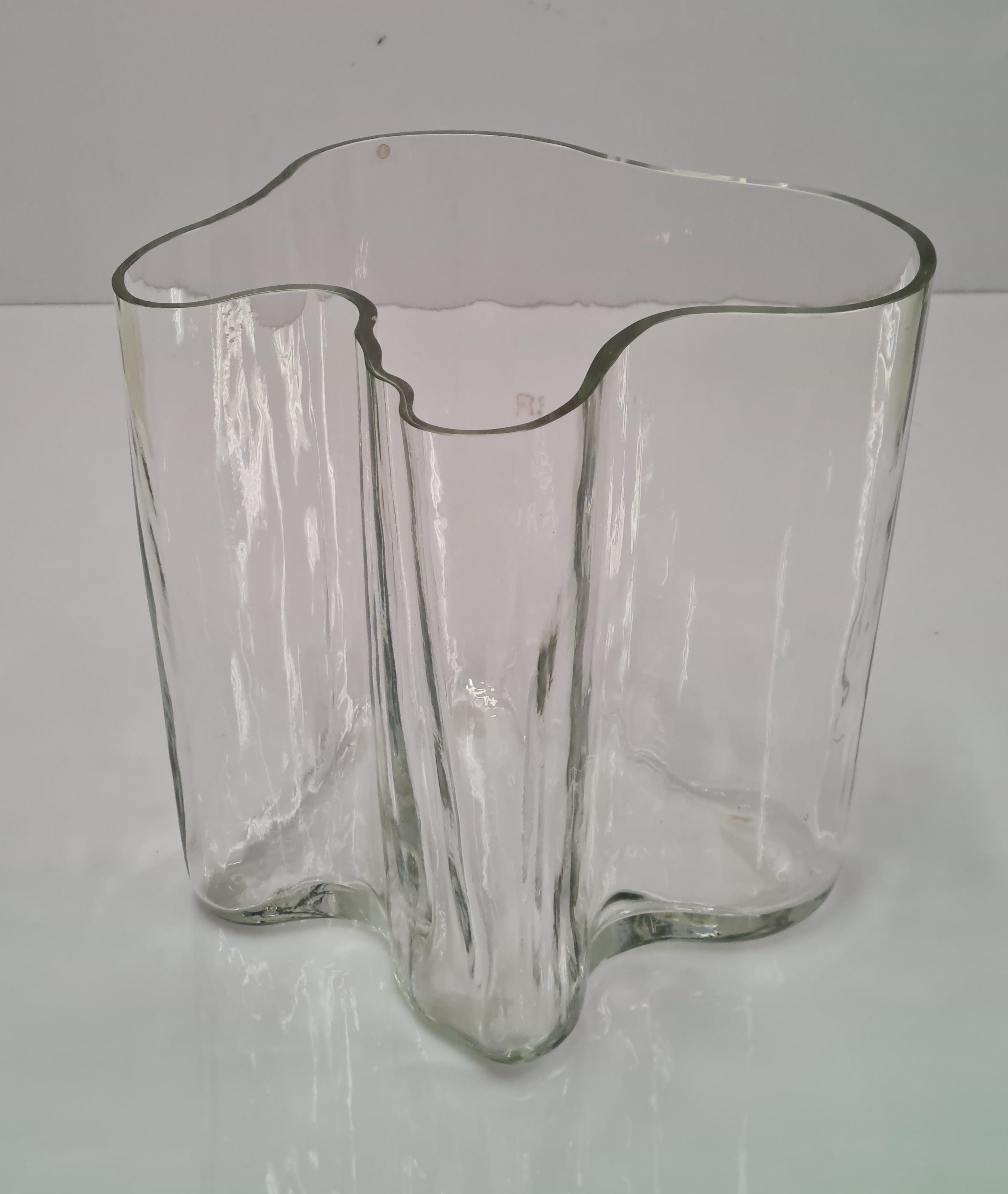 Alvar Aalto nahm an einem Wettbewerb in der Glasfabrik Karhula-Iittala teil, der anlässlich der Pariser Weltausstellung 1937 veranstaltet wurde, und gewann ihn. Das Jahr war 1936 und Aaltos Beitrag hieß 