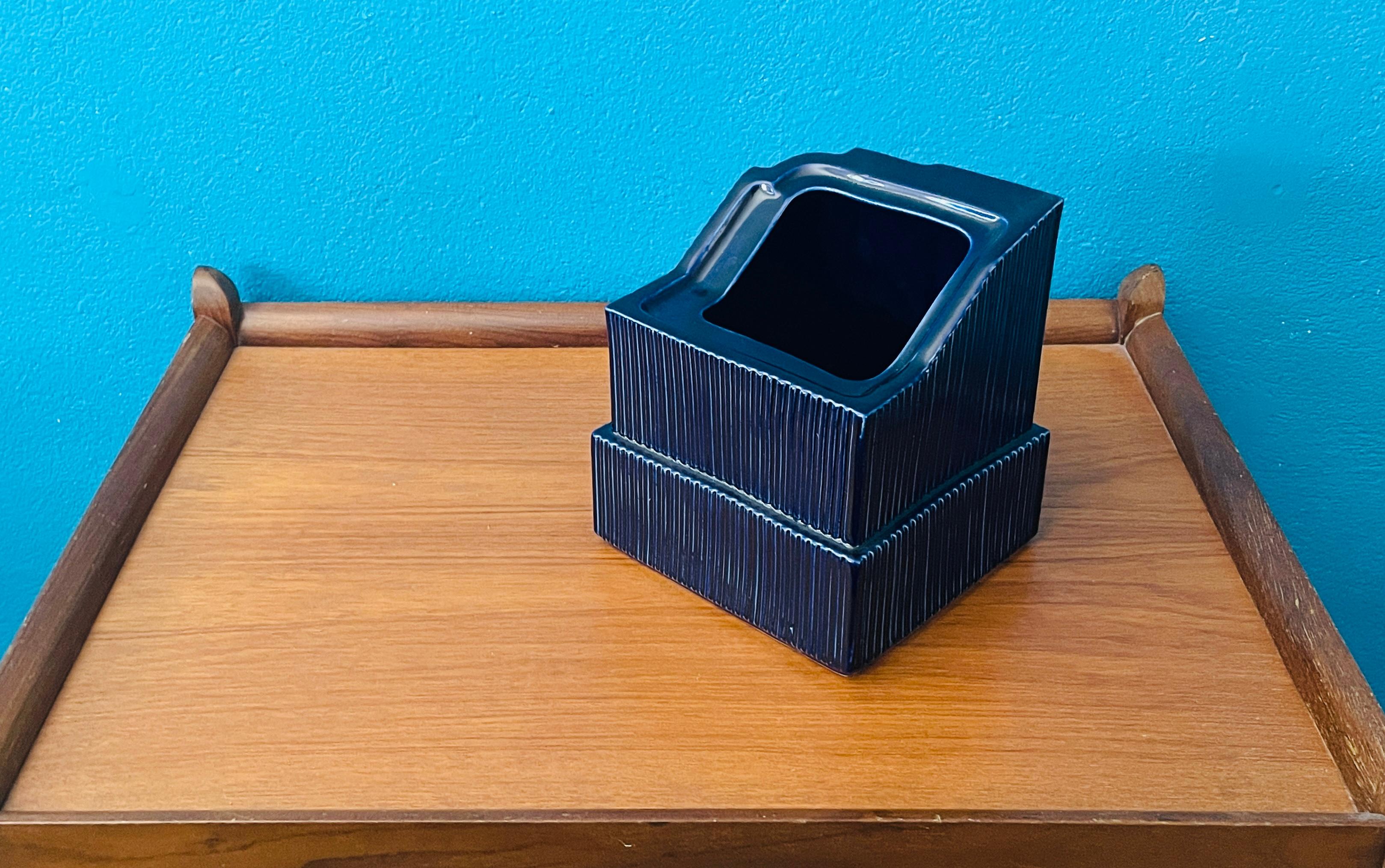 Rare Vase / Art Object by Arabia Finland.
Item based on an idea that the Mayor of Seinäjoki, Olavi Piha, came up with and it was executed by the model makers at the Alvar Aalto Architect Bureau.

- Cobalt blue glaze. 
- Arabia Stamp 1968 
- the