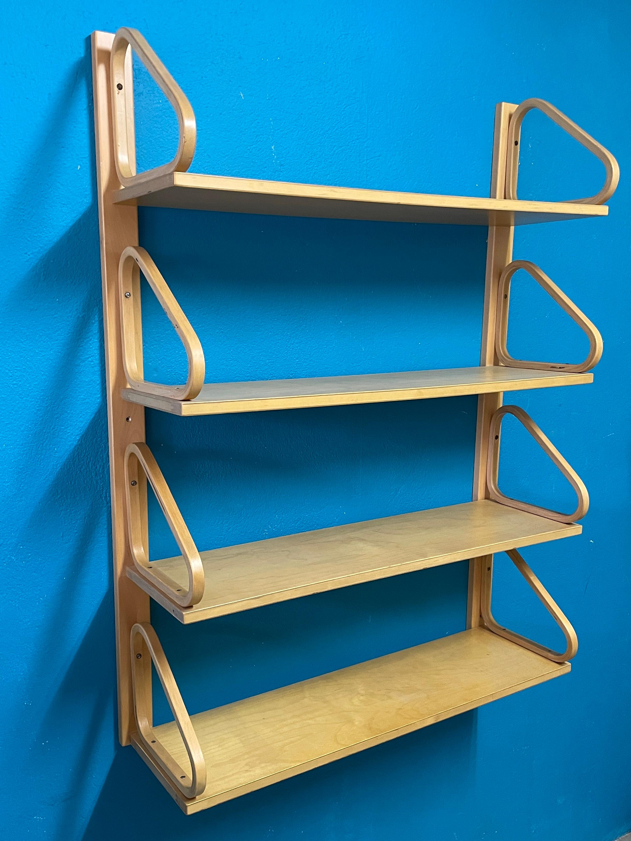 Nice bookshelf by Alvar Aalto. Includes 4 112b shelfs and original wall mounts. Bookshelf are made from bent birch, solid birch and plywood birch. Fingerjoint construction. Minus-head screws.

Sold as one set.