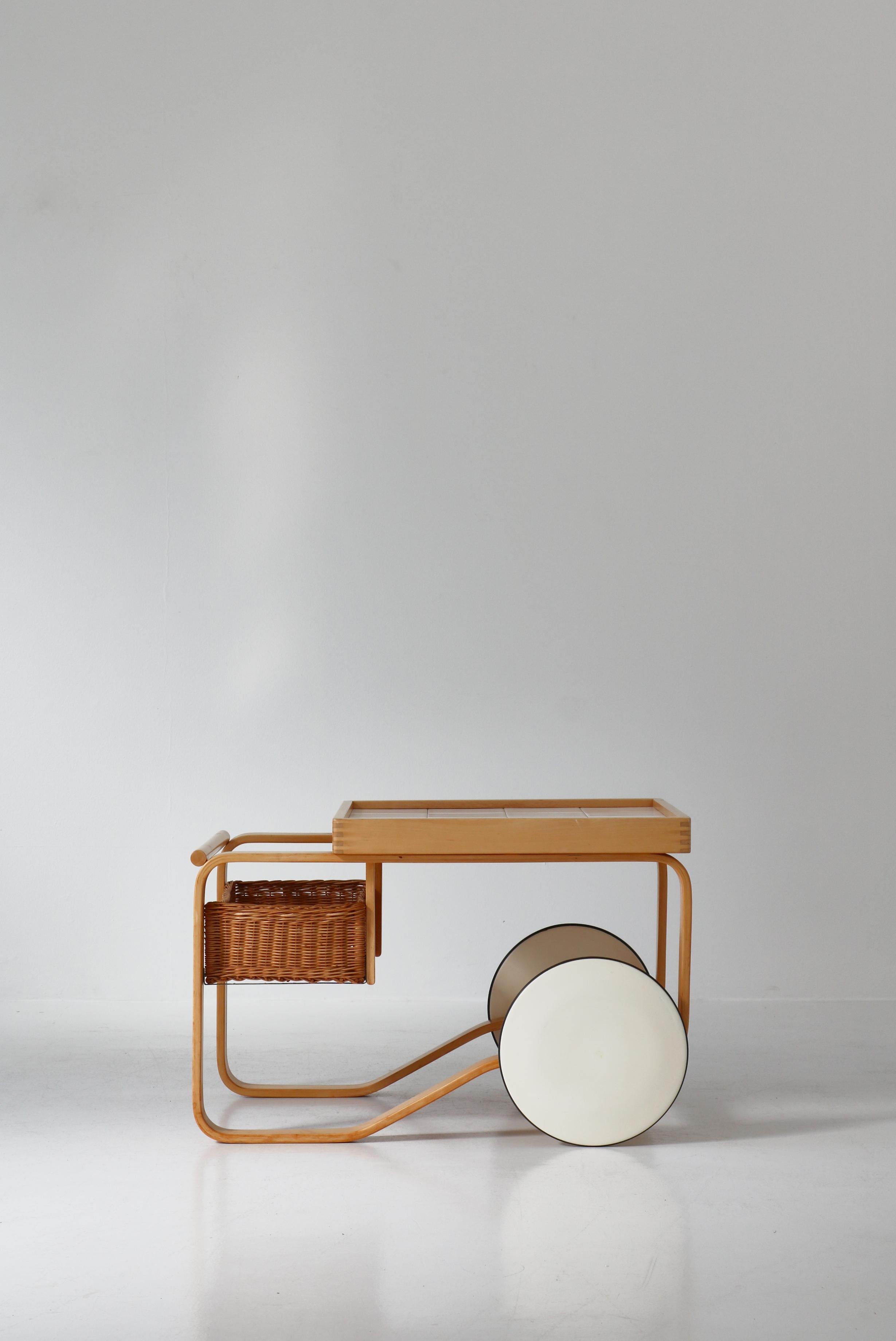 Scandinavian Modern Alvar Aalto Vintage Tea Trolley 900 White Ceramic Tiles & Rattan Basket, 1960s For Sale