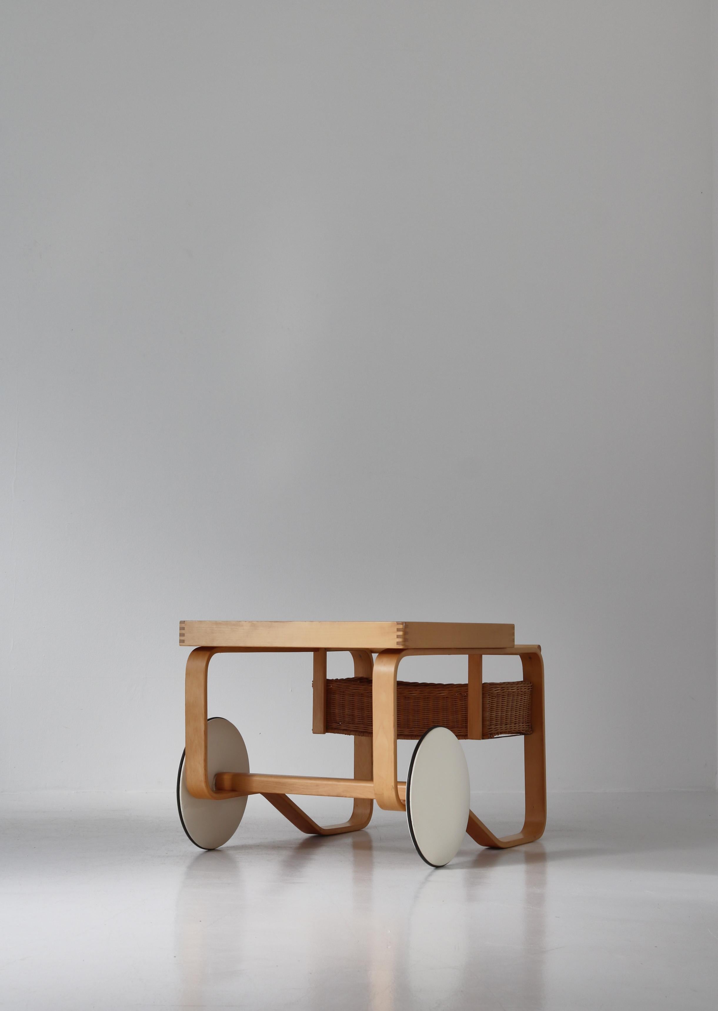 Milieu du XXe siècle Chariot à thé vintage Alvar Aalto 900 avec carreaux en céramique blanche et panier en rotin, années 1960 en vente
