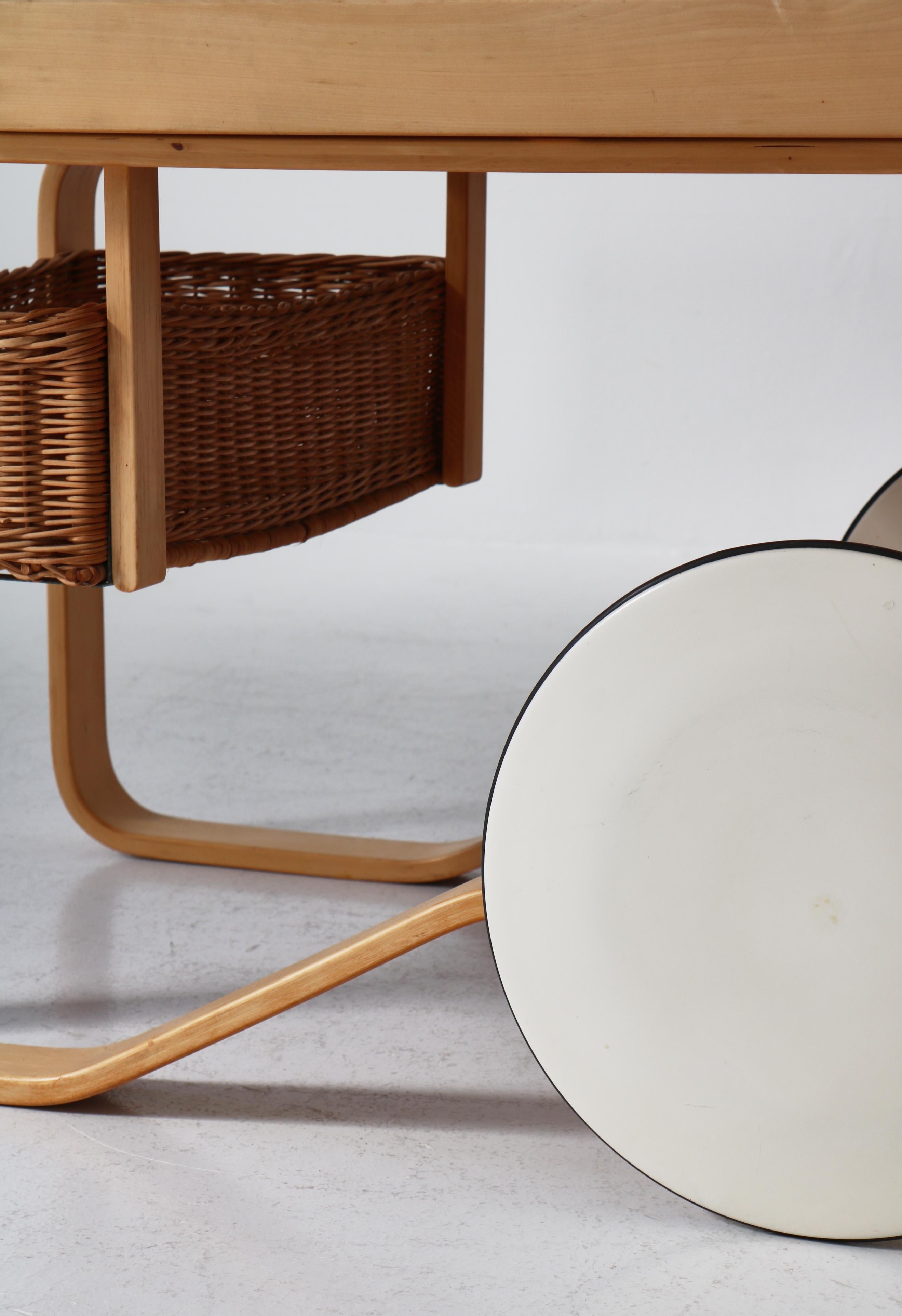 Alvar Aalto Vintage Tea Trolley 900 White Ceramic Tiles & Rattan Basket, 1960s For Sale 2