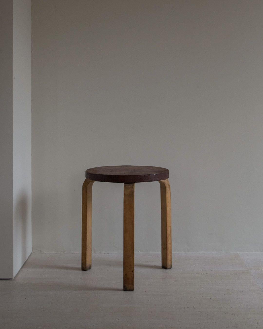 This two-tone tripod stool was designed by the Finnish designer Alvar Aalto (1898 - 1976) in the 30s and produced by Artek after 1960. They are composed of a round seat and 3 feet, all in Finnish birch. The particularity of this stool is carried by