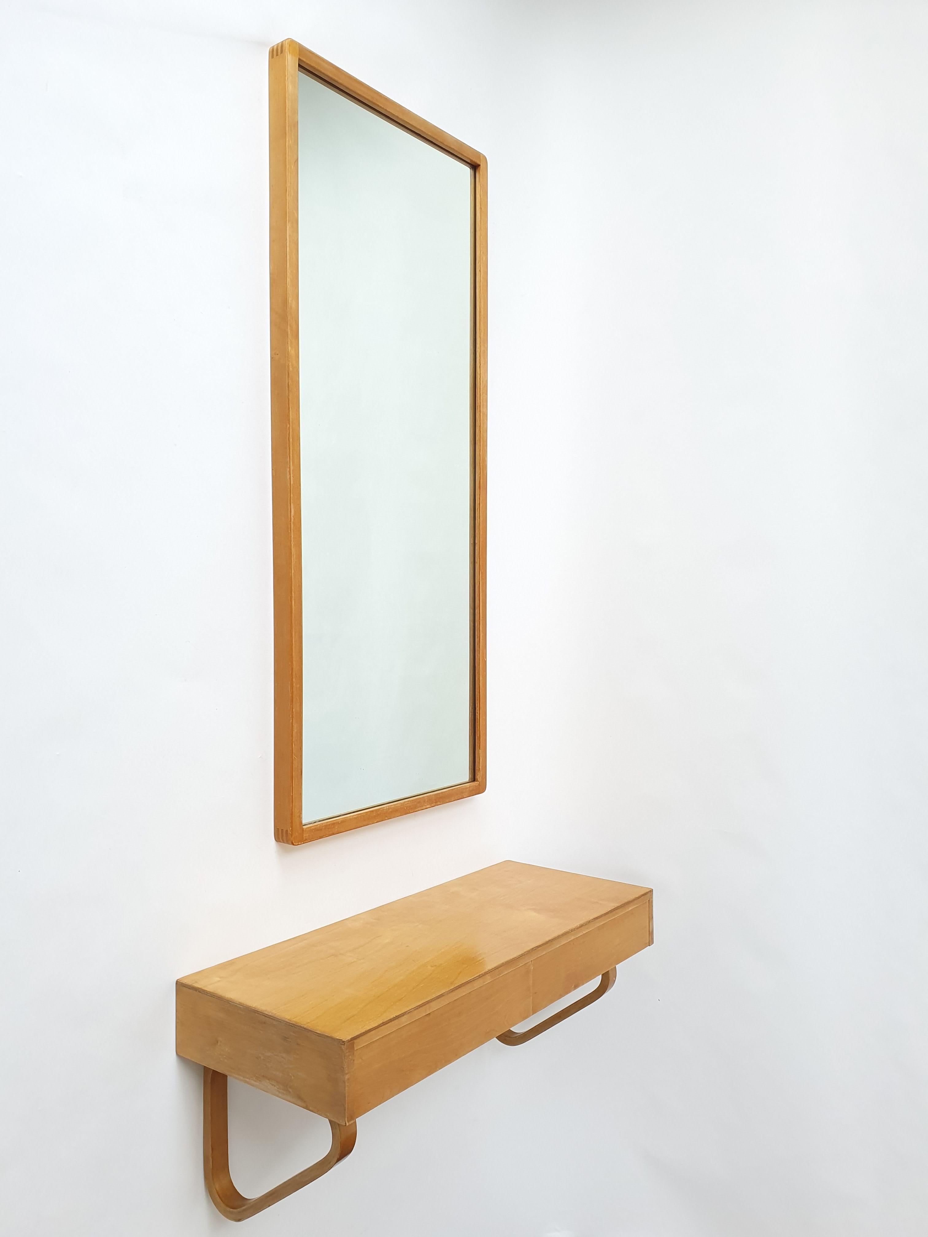 Alvar Aalto Wandkonsole mit zwei Schubladen, Modell 114A, hergestellt von Artek in den 1940er Jahren. Artek-Stempel aus den 1930er-1950er Jahren auf der Rückseite der Konsole. Die Konsole hat schöne Patina des Alters, und ist in gutem Zustand. Nur