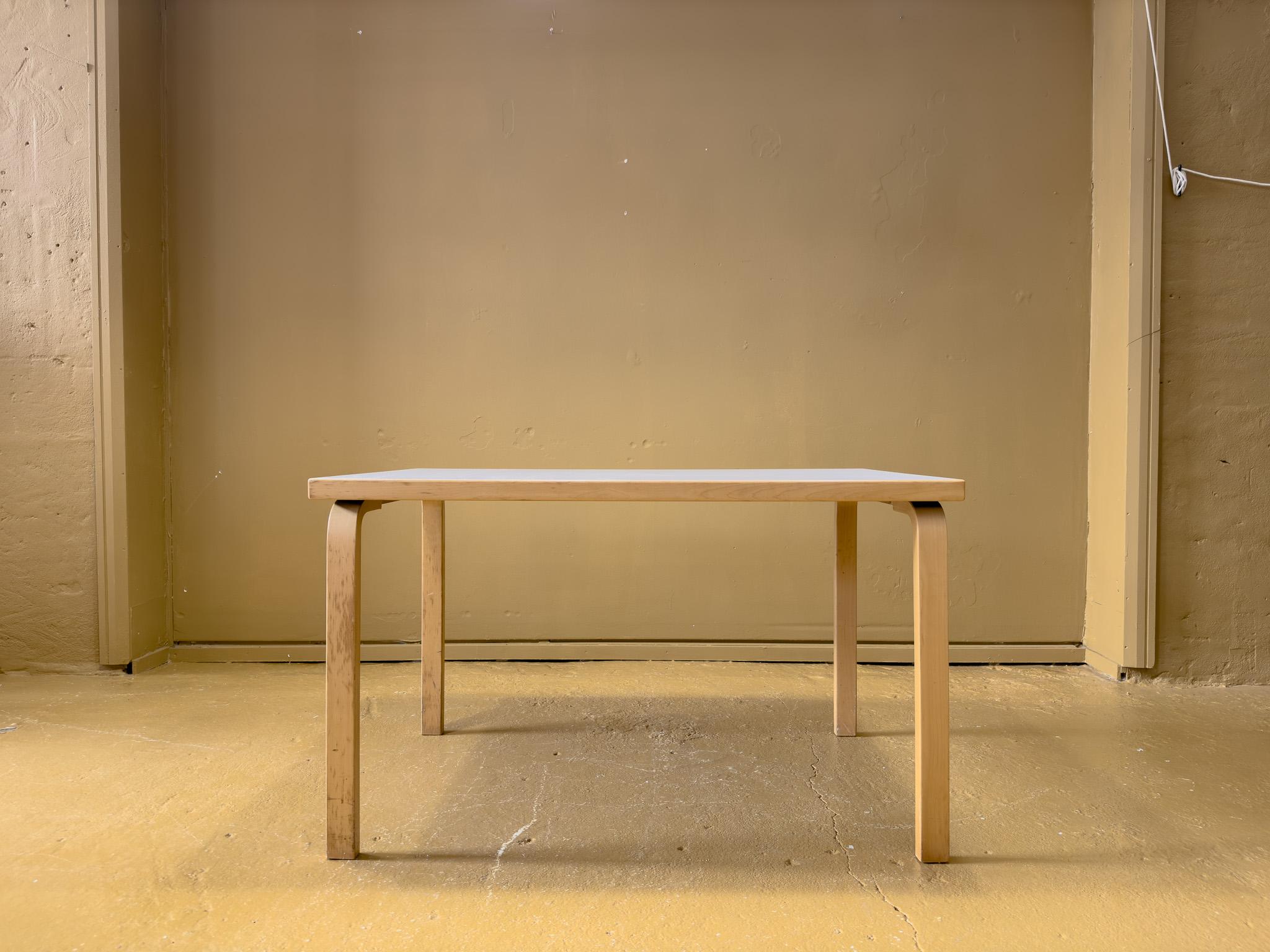 Créée par l'emblématique designer finlandais Alvar Aalto et fabriquée par Artek, cette table est un excellent exemple du design du milieu du siècle. Conçue dans les années 1930, cette table est dotée d'un cadre en bouleau cintré et d'un plateau en