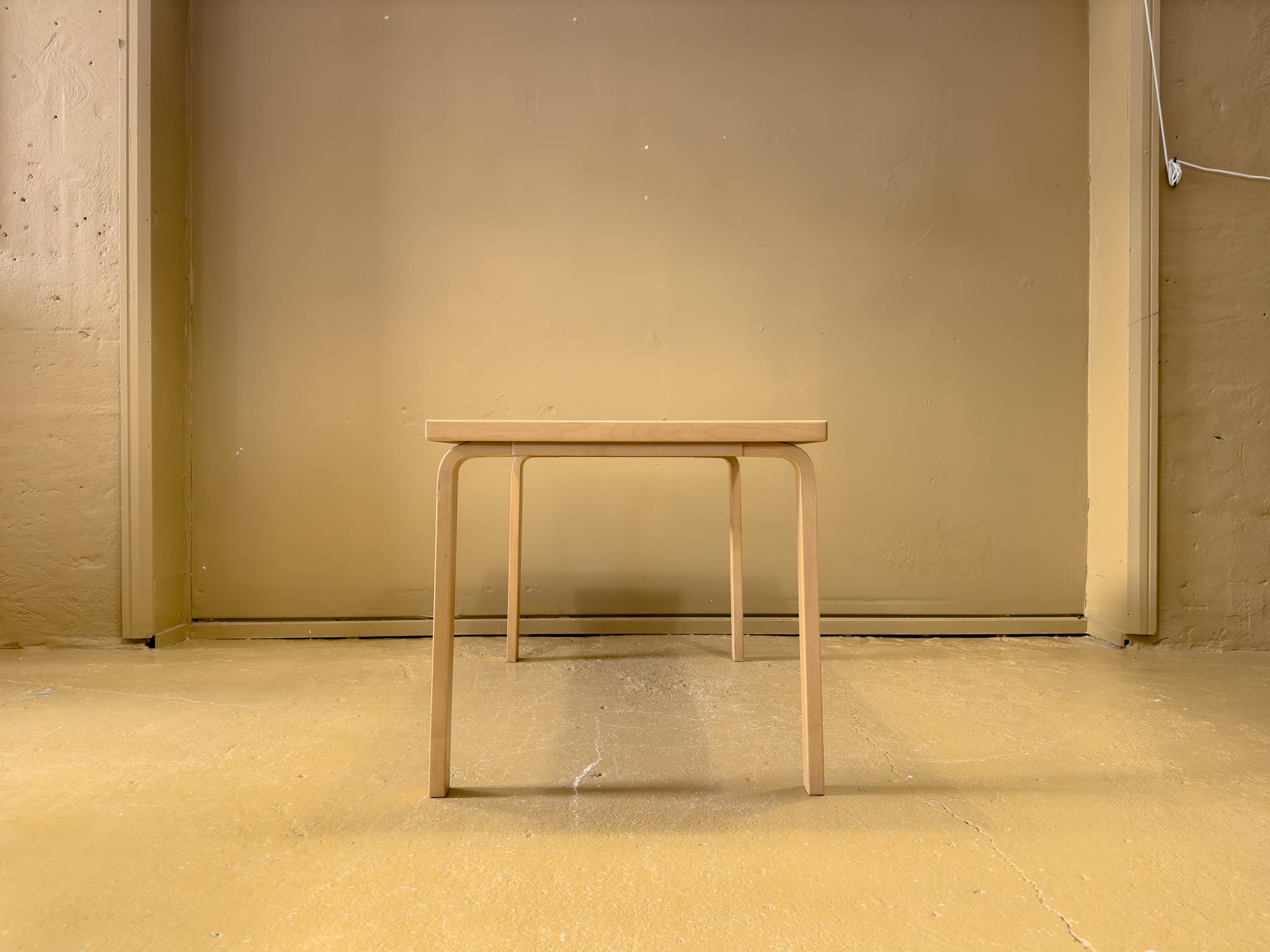 Mid-Century Modern Table blanche 81A Alvar Aalto en vente
