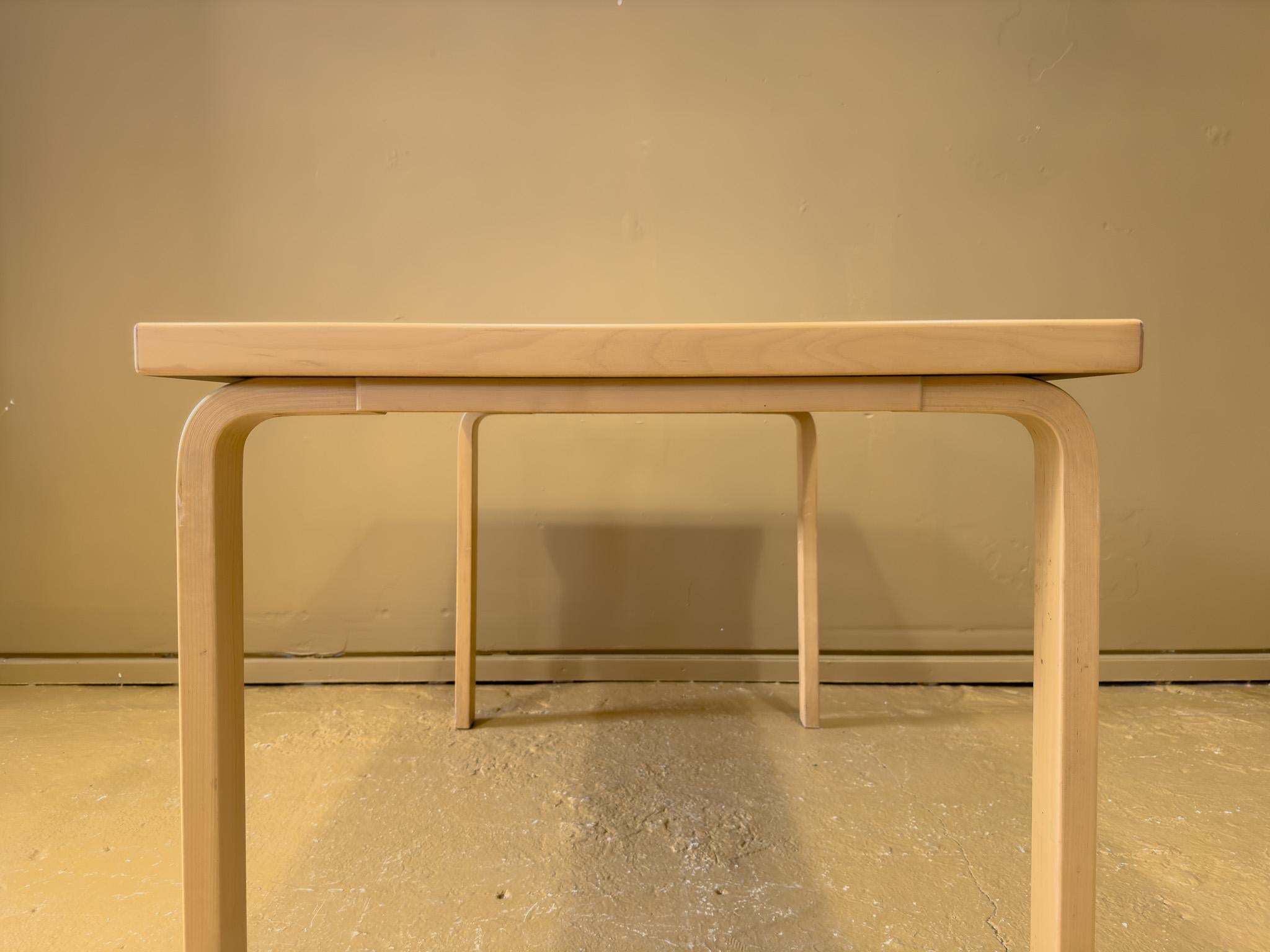 Table blanche 81A Alvar Aalto Bon état - En vente à London, GB