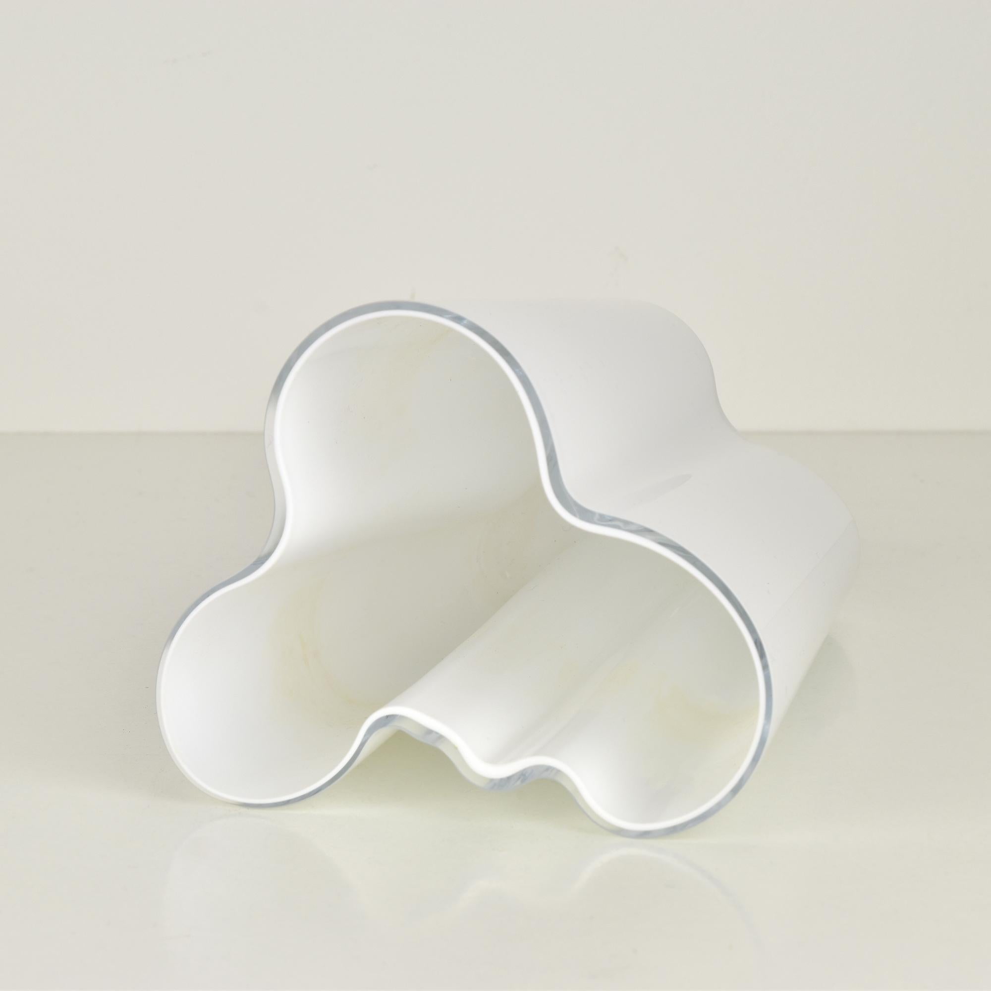 Alvar Aalto White Savoy Vase for Iittala, Iconic Finnish Glass Design In Good Condition In Bad Säckingen, DE