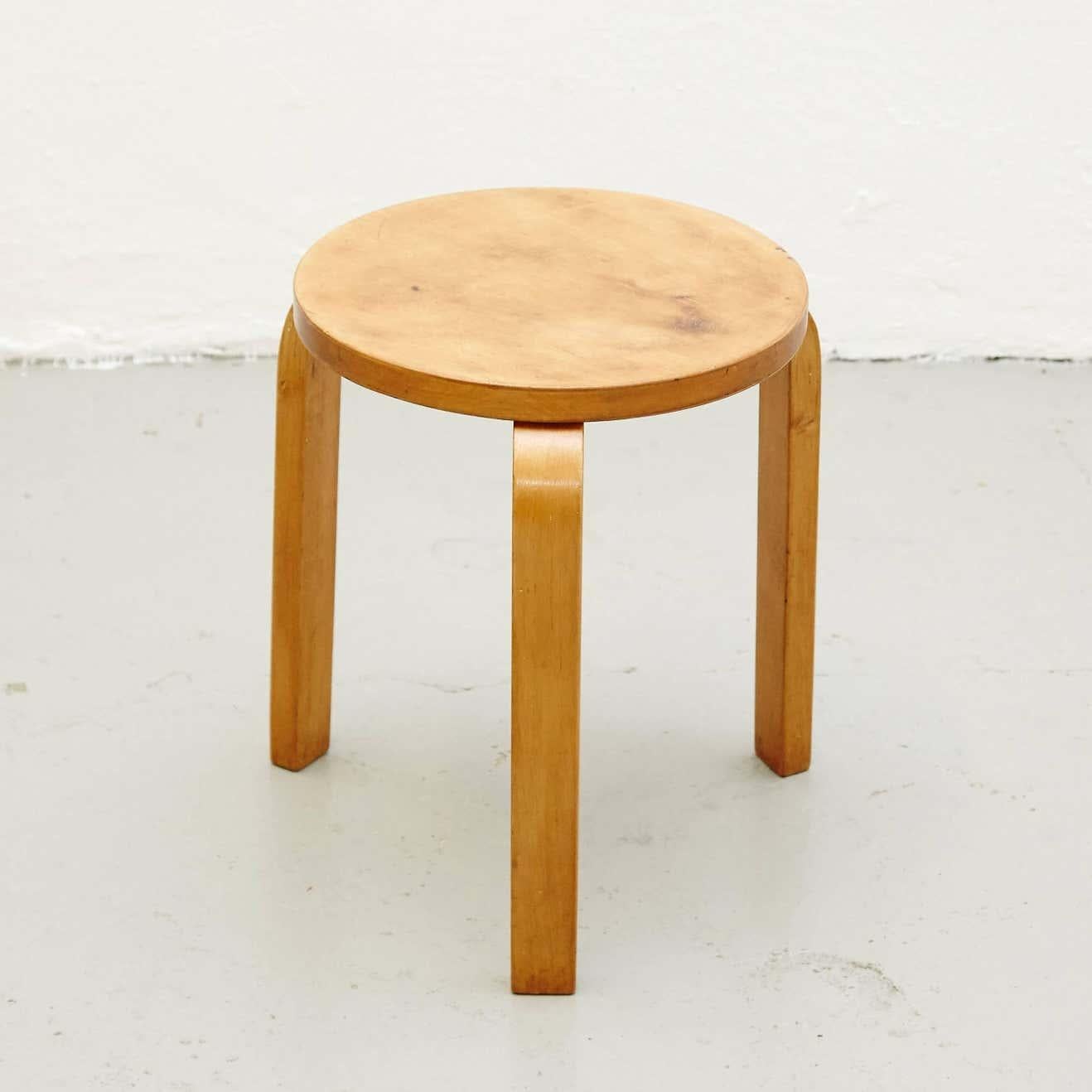 Stool designed by Alvar Aalto, circa 1950.
Manufactured by Artek (Finland.)
Wood legs and structure.

In original condition, with minor wear consistent with age and use, preserving a beautiful patina.

Hugo Alvar Henrik Aalto (1898-1976) was a