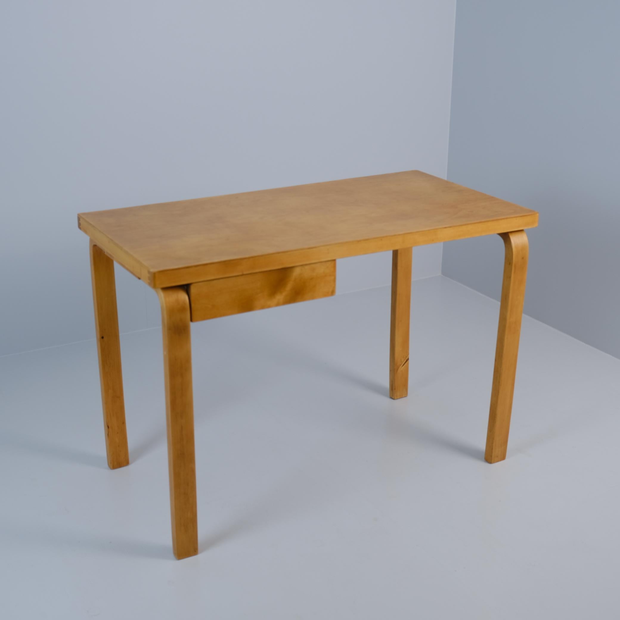 Un raro scrittoio di metà secolo in betulla modello K81 prodotto da Huonekalu- ja Rakennustyötehdas per Artek. Il design minimalista del tavolo, già progettato negli anni '30, lo rende adatto a un'ampia gamma di interni moderni, da quelli più