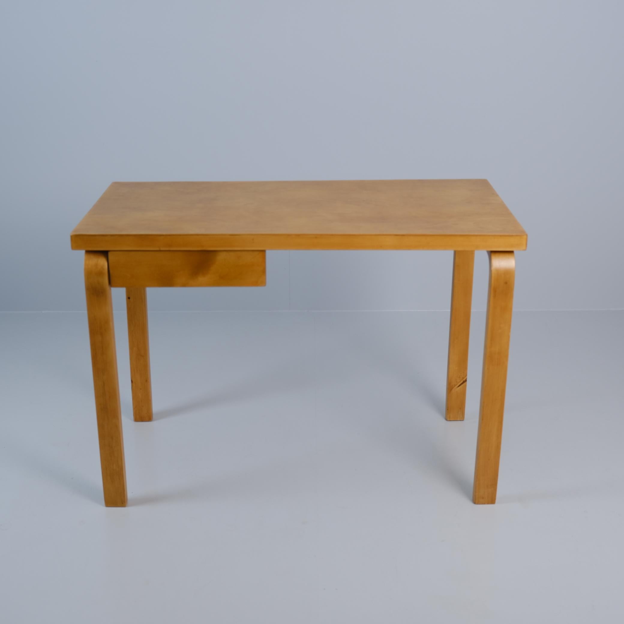 Mid-Century moderno Tavolo da scrittura Alvar Aalto Modello K81 in betulla, Artek 1940s in vendita